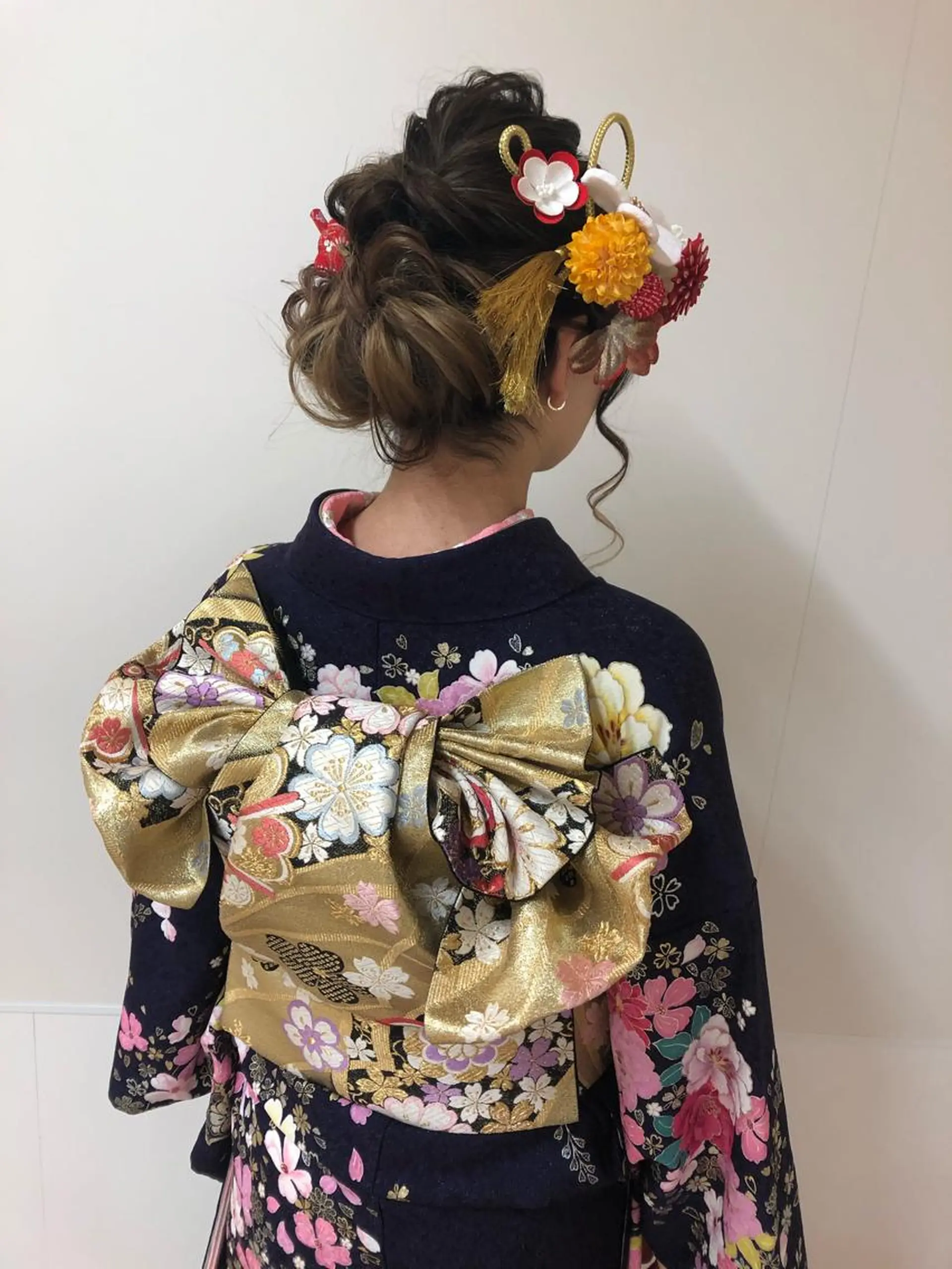 セミロング カラー ヘアアレンジ 成人式 卒業式のヘアスタイル 丸谷 みくのその他イメージ