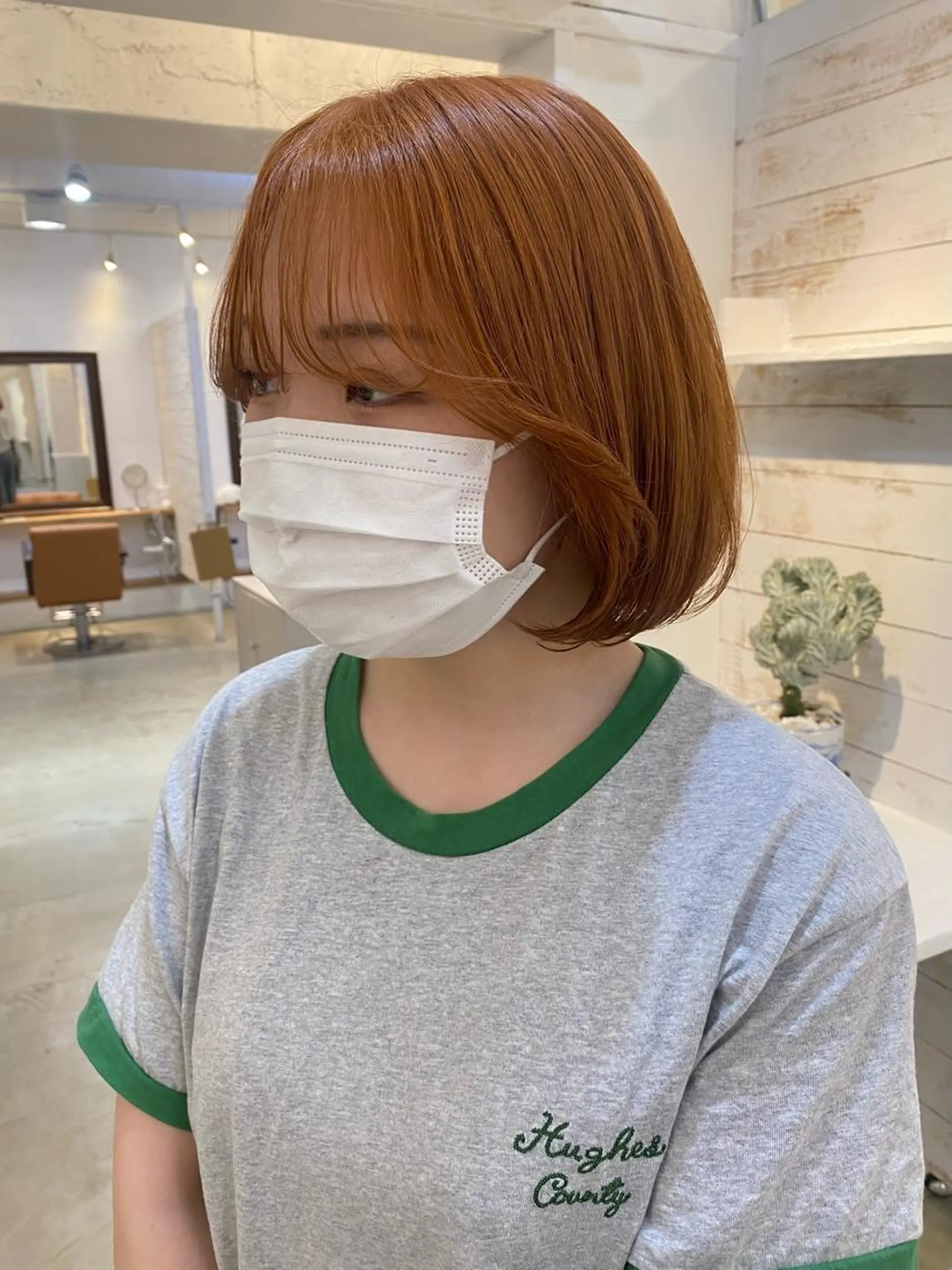 ショート カラー ベージュカラー ブリーチ オレンジ オレンジベージュ ブリーチなしカラー レイヤーカットのヘアスタイル