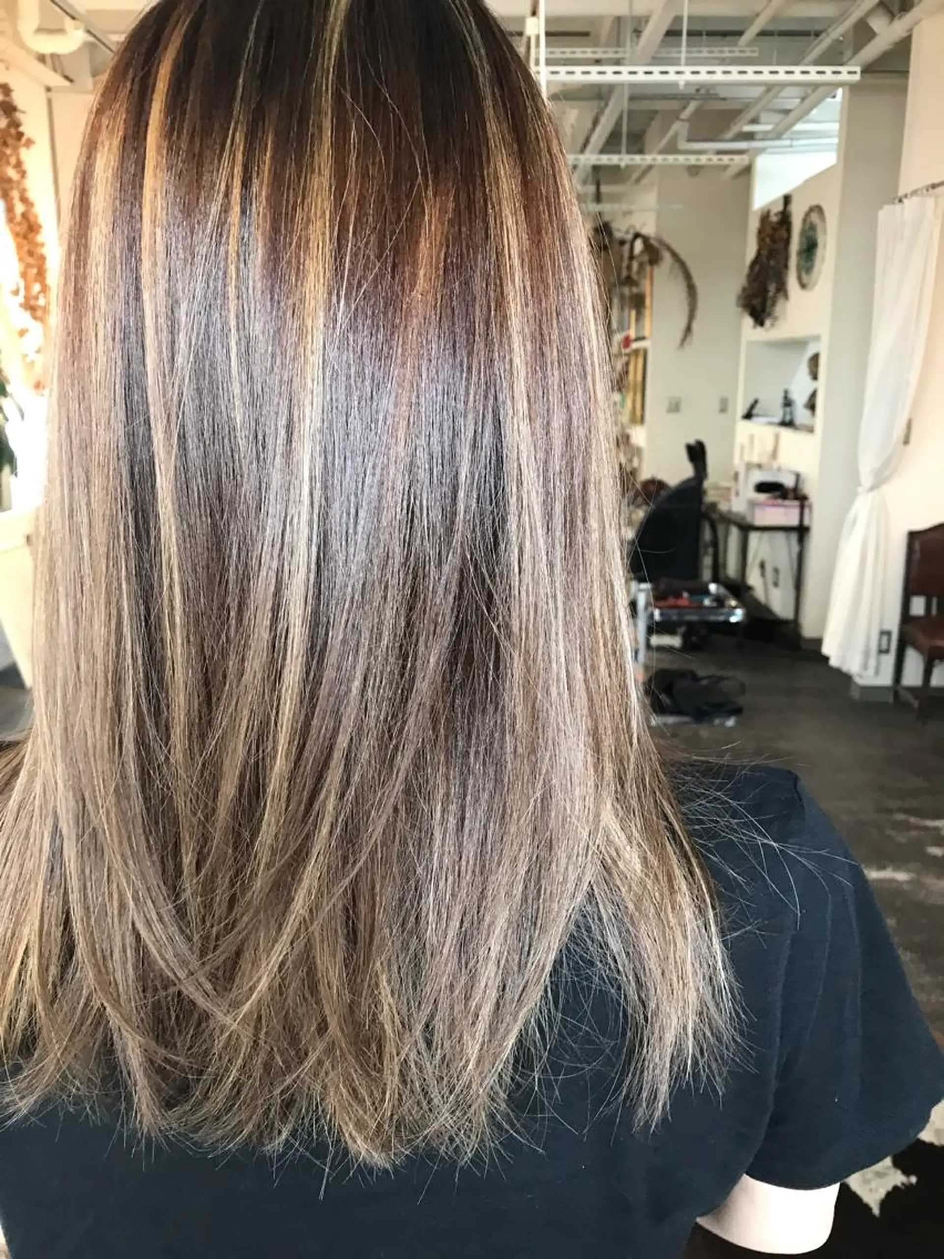 セミロング カラー ヘアアレンジ お団子ヘア 切りっぱなしボブ バレイヤージュ デザインカラー グラデーションカラー Mariana/ 鶴原-ハイライトのヘアスタイル