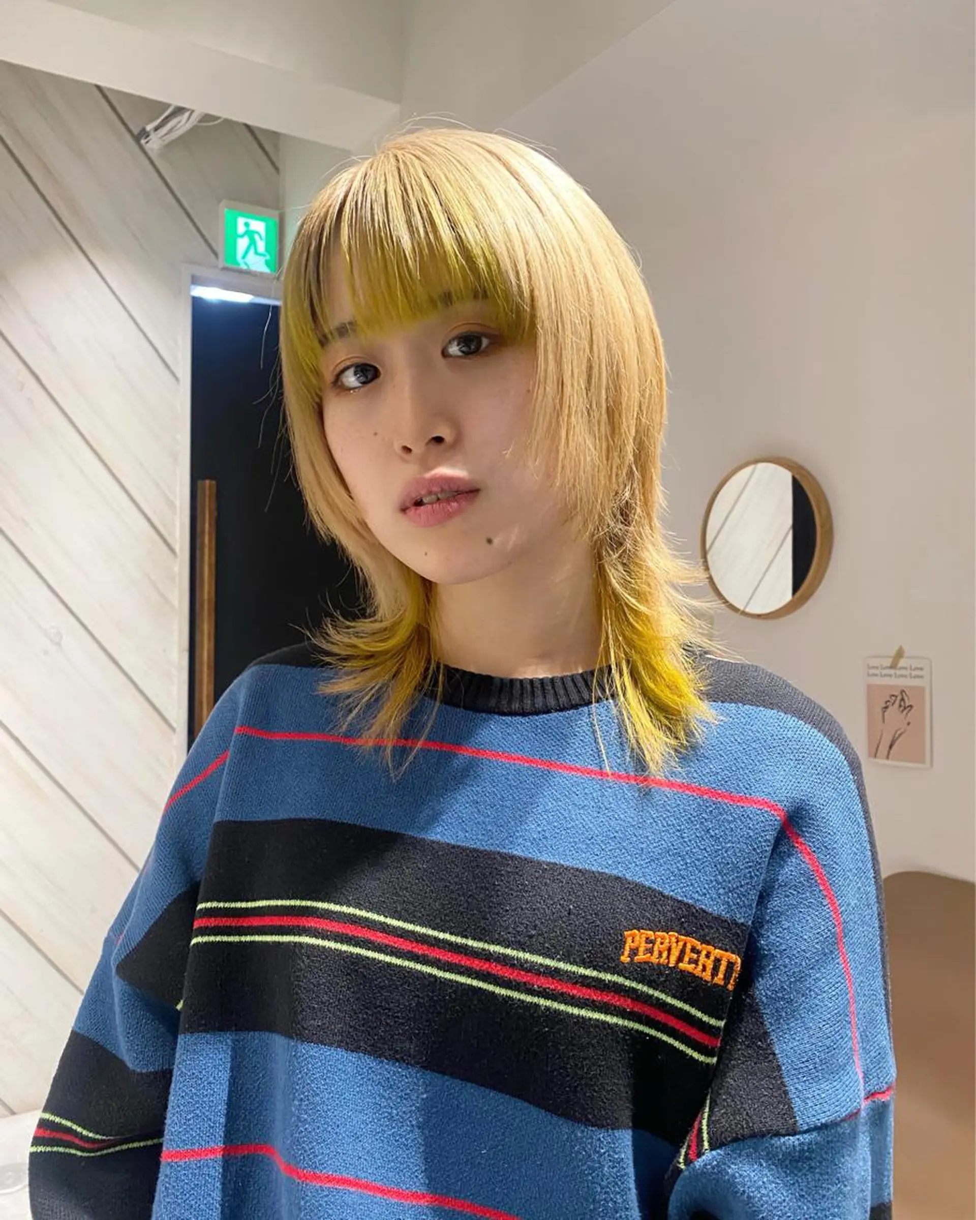 ミディアム イエローカラー 複雑履歴、デザイン 特化momoのヘアスタイル