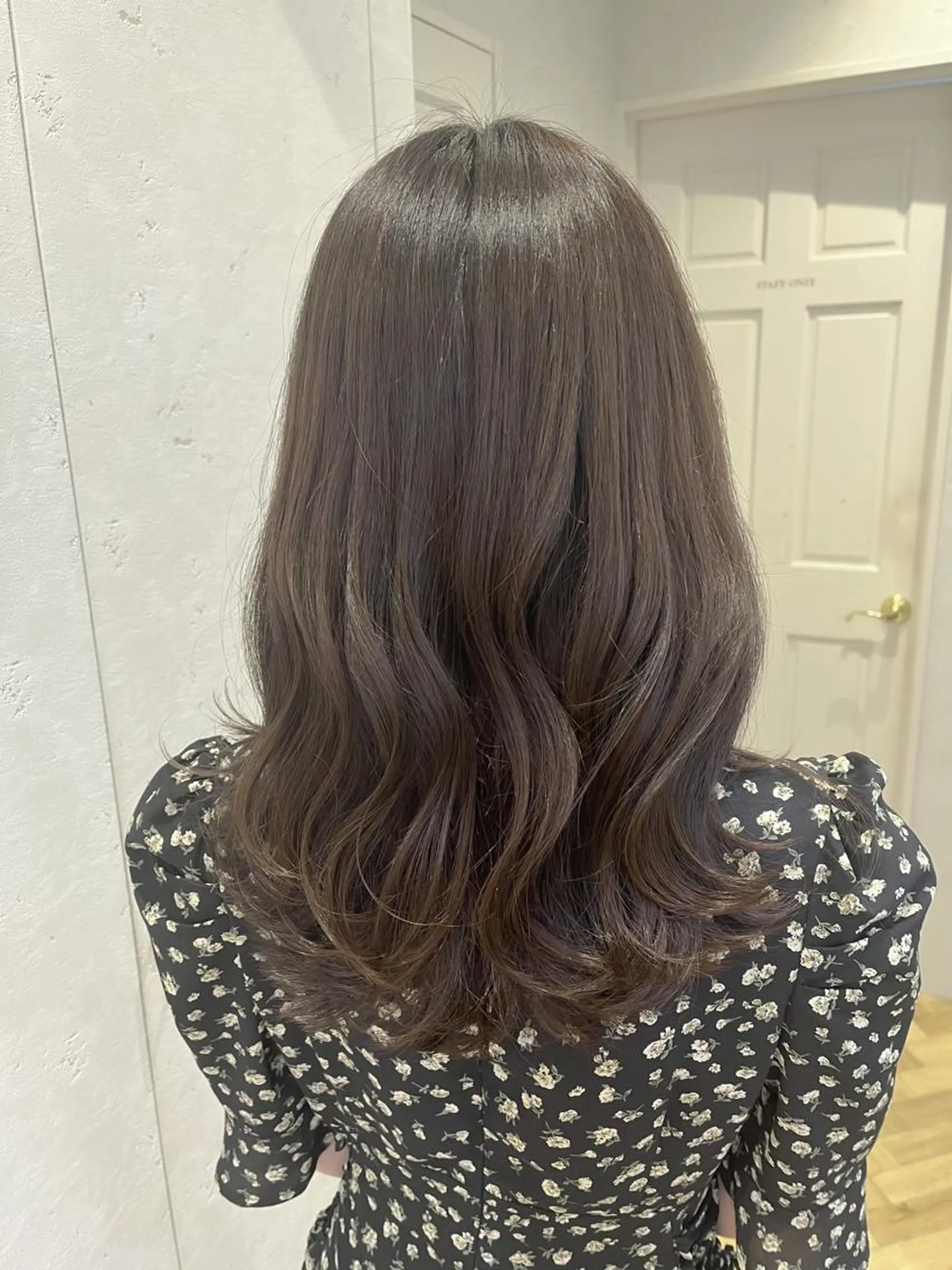 セミロング カラー ブリーチ 透明感カラー ブリーチなしカラー 韓国風ヘア カット ヘアカラー トリートメント 透明感カラー│ レイヤーヘア中居美樹のヘアスタイル