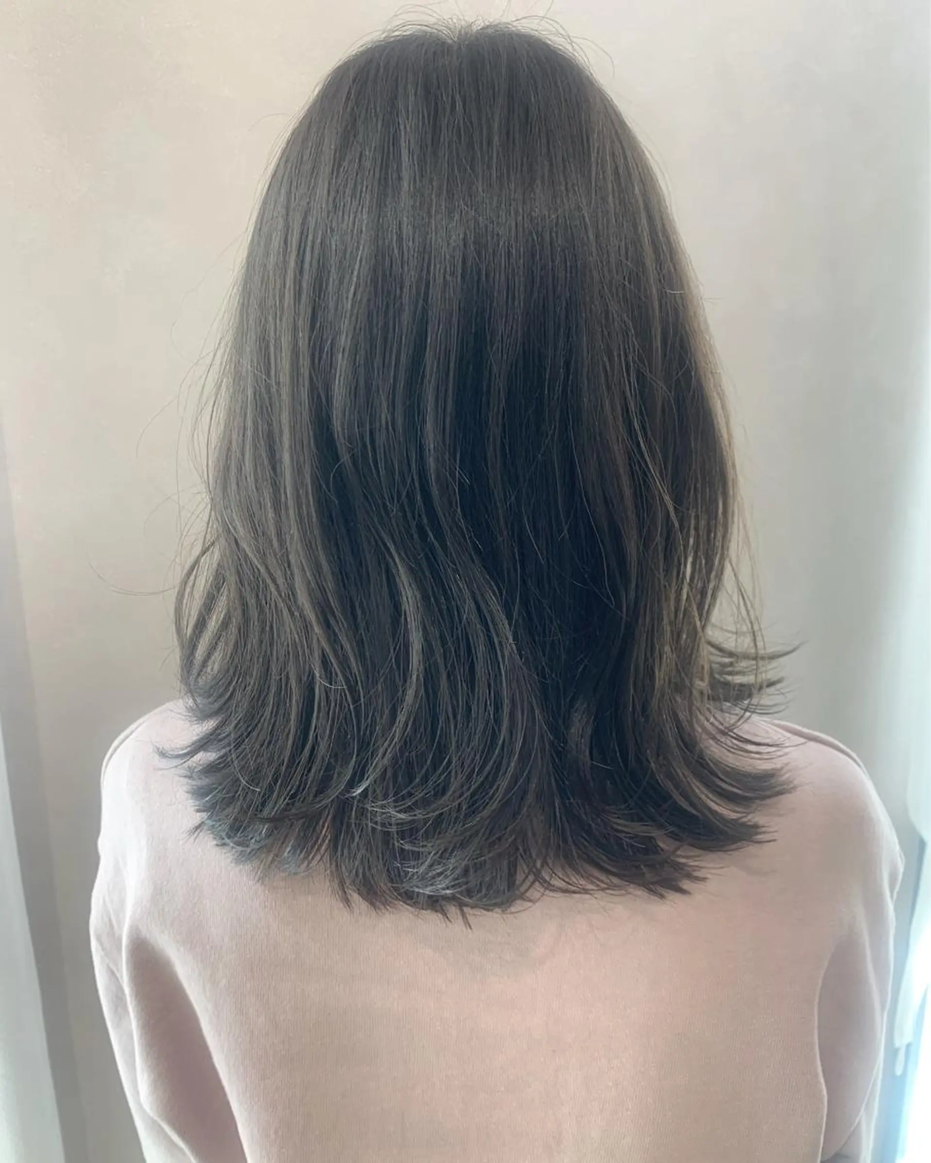 セミロング カラー アッシュ アッシュグレー ブリーチ 透明感カラー ブリーチなしカラー カット ヘアカラー トリートメント hub hair レイヤー/透明感のヘアスタイル