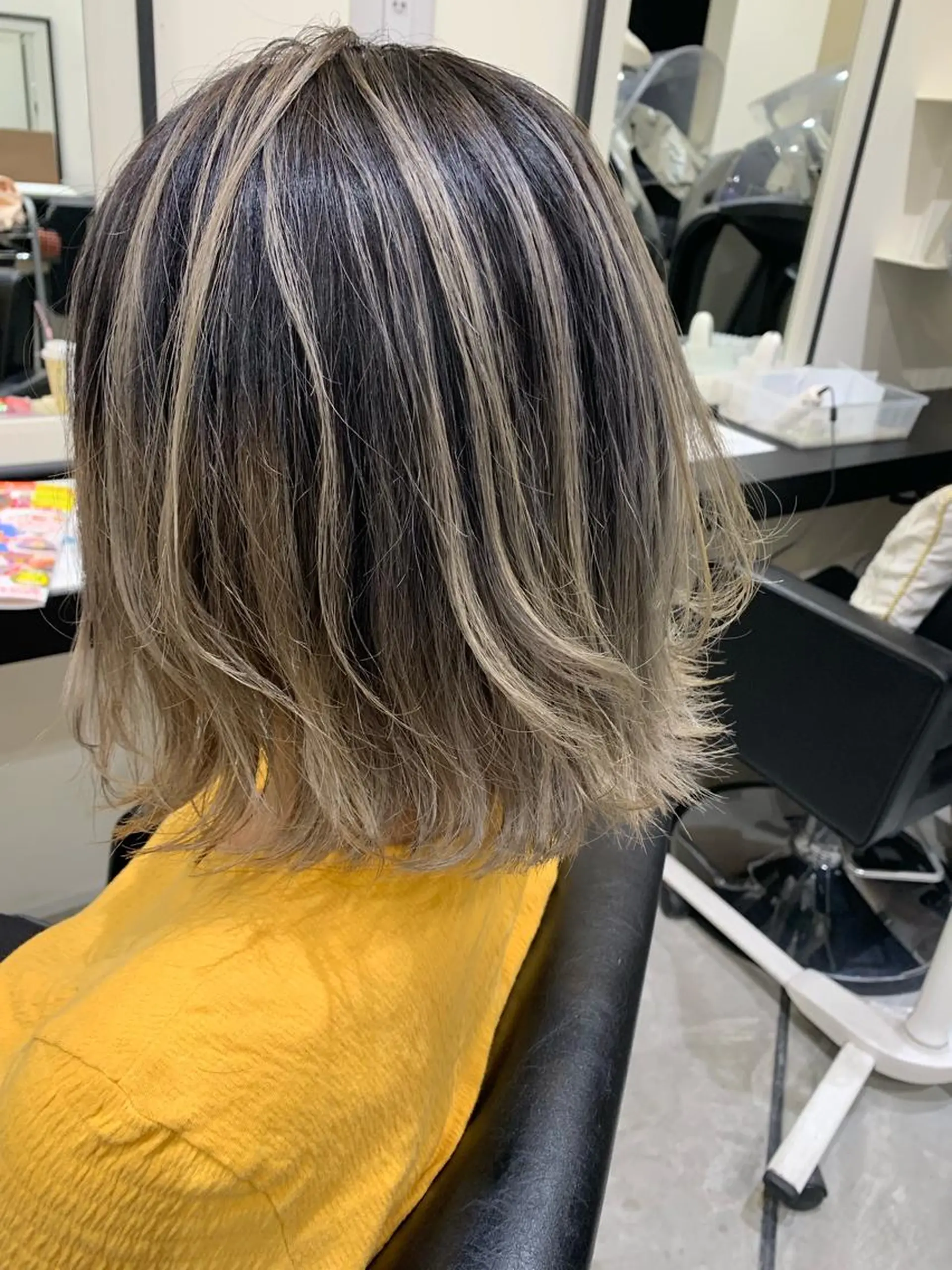 ショート カラー バレイヤージュ ブリーチ レイヤーカット カット ヘアカラー 喜友名 泉樹のヘアスタイル