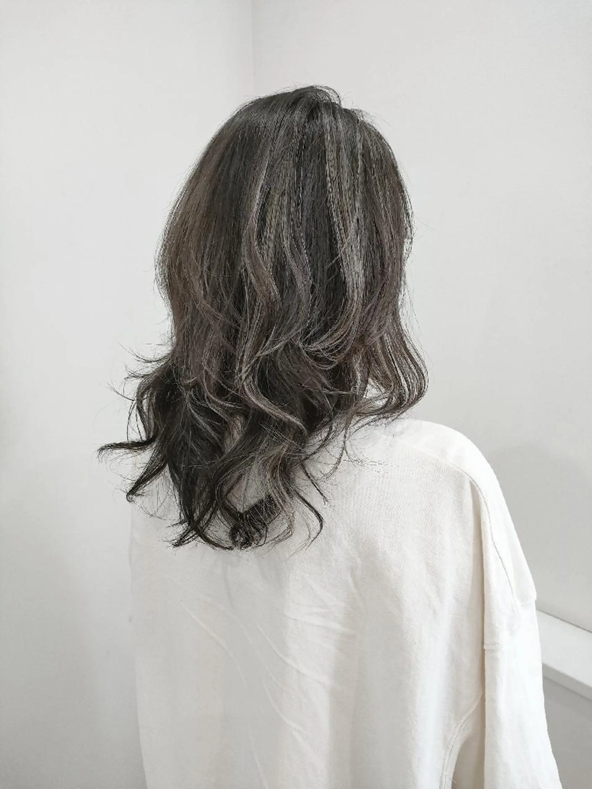 ロング カラー ダークグレー ダークグレージュ グレージュ ハイライトカラー シルバー sepiage trois所属・酒井 亜希のヘアスタイル