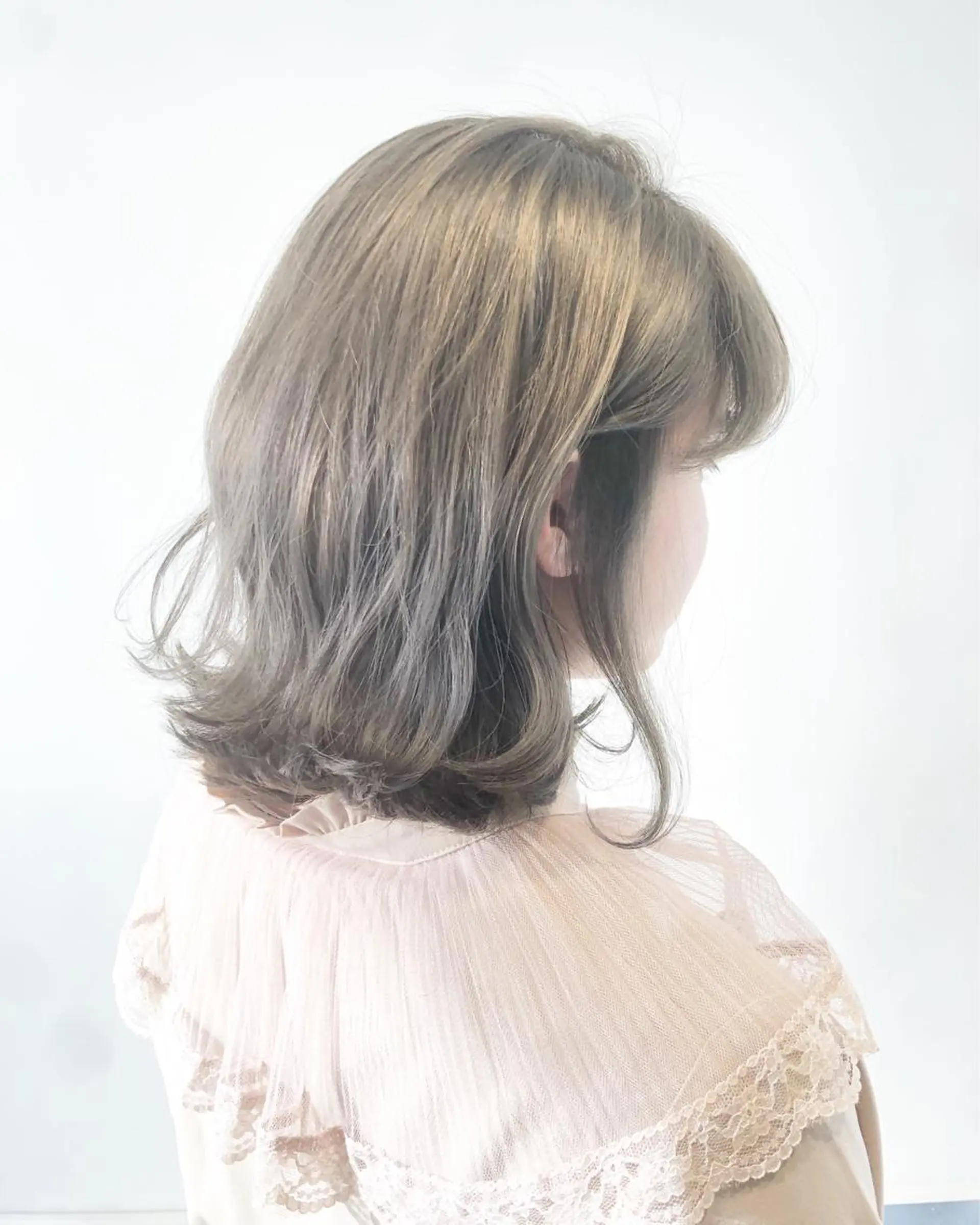 ミディアム カラー アッシュ アッシュブラウン ブリーチ ブラウンカラー ワタナベ テルマサのヘアスタイル
