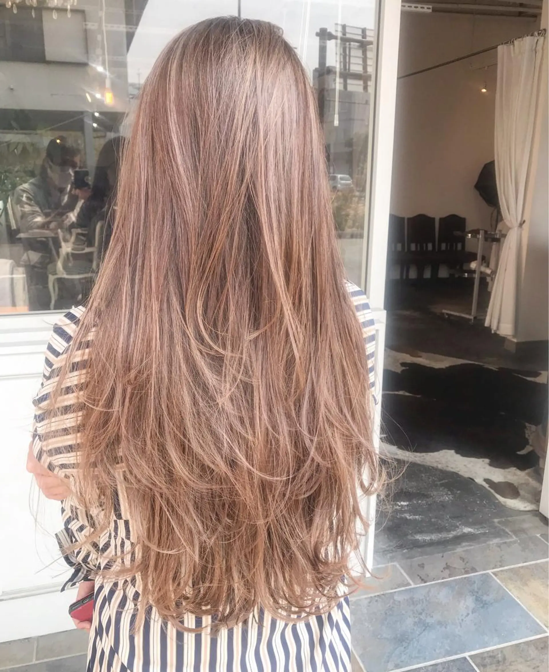 ロング カラー ヘアアレンジ お団子ヘア 切りっぱなしボブ バレイヤージュ ブリーチ デザインカラー Mariana/ 鶴原-ハイライトのヘアスタイル