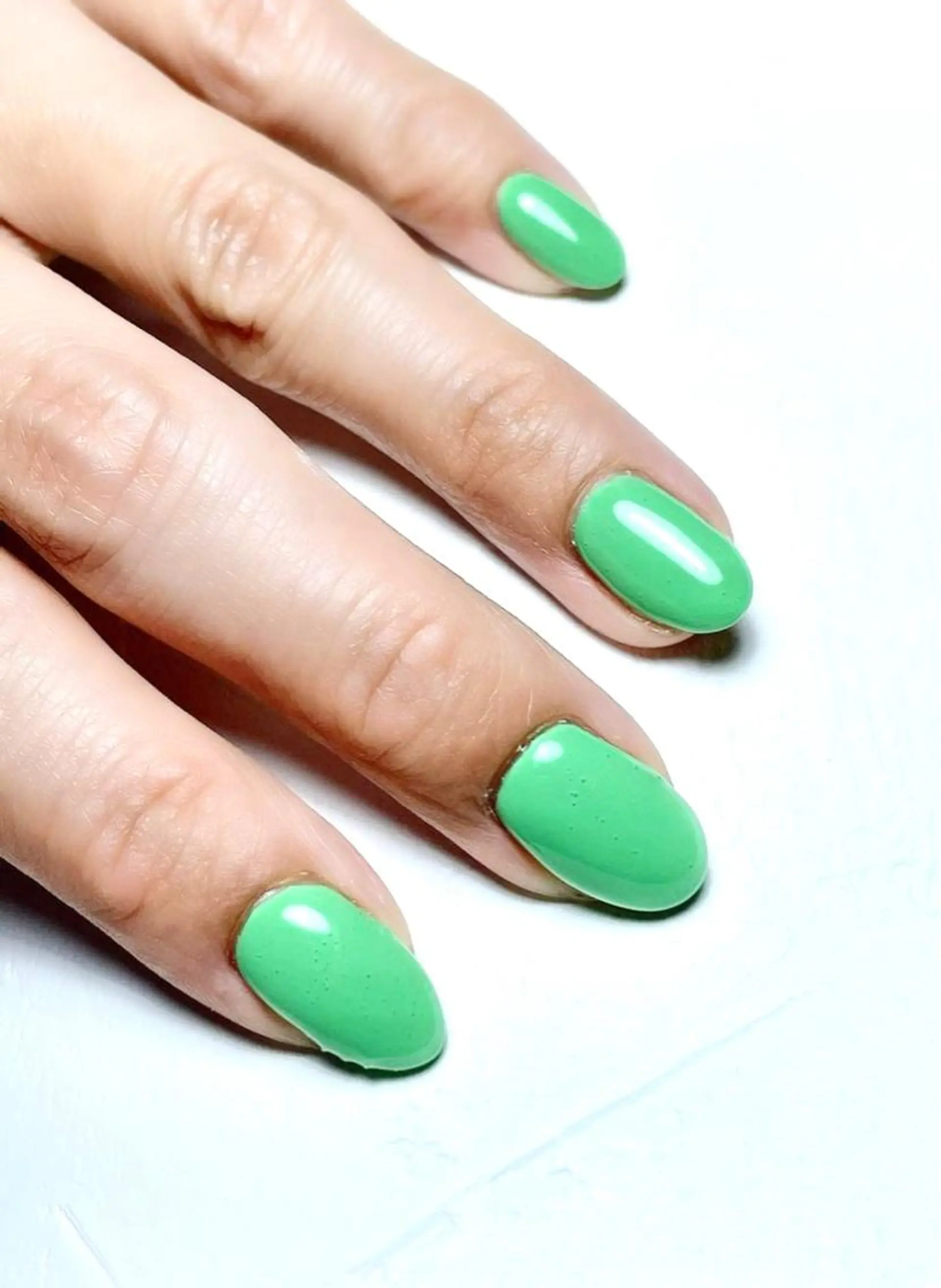 ネイル グリーン ワンカラーネイル maison de charme Beauté所属・Beaute IORIのネイルデザイン