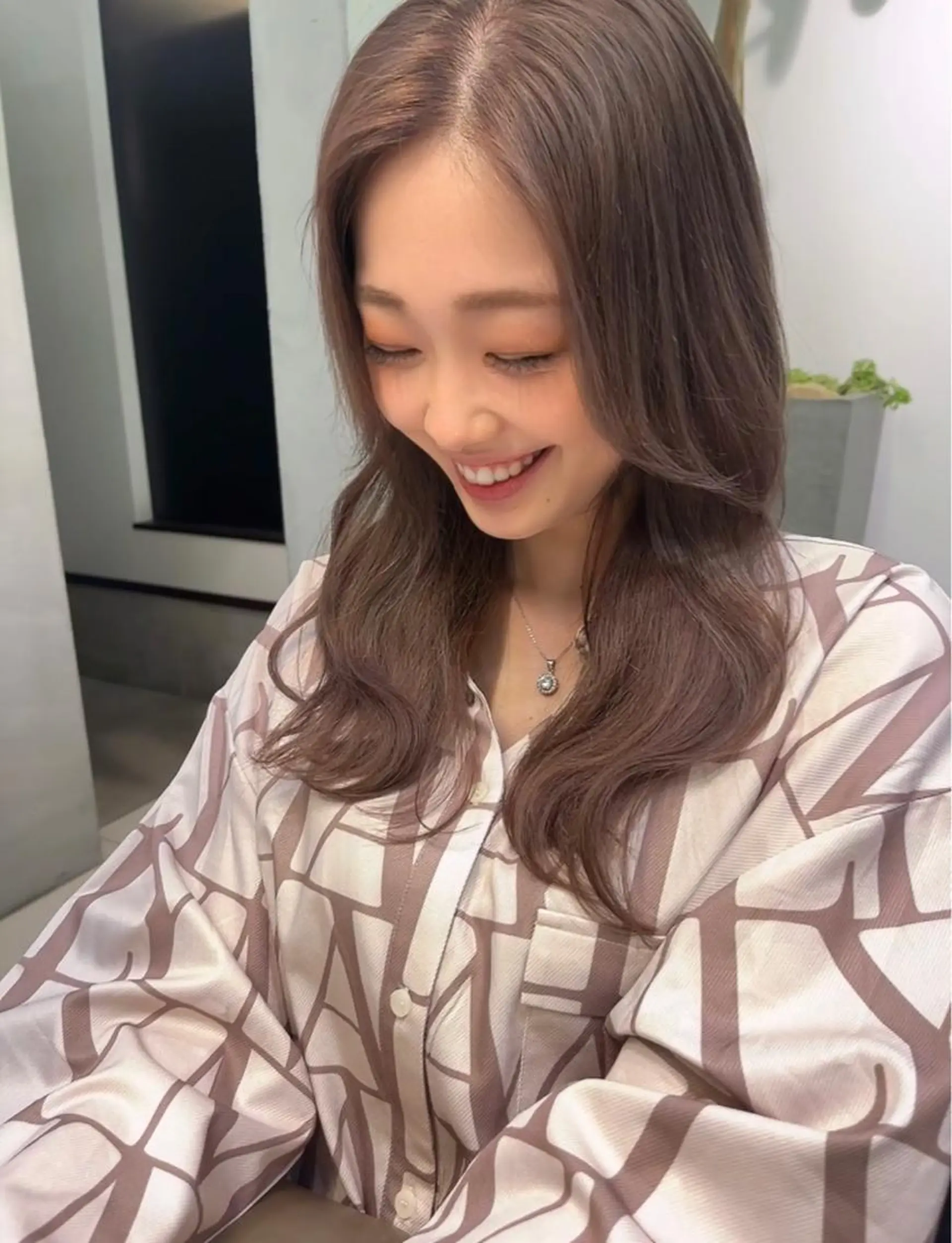 セミロング カラー ベージュカラー ミルクティーベージュ 韓国風ヘア レイヤーカット カット ヘアカラー トリートメント GISELAジゼラ所属・手塚 亮汰のヘアスタイル