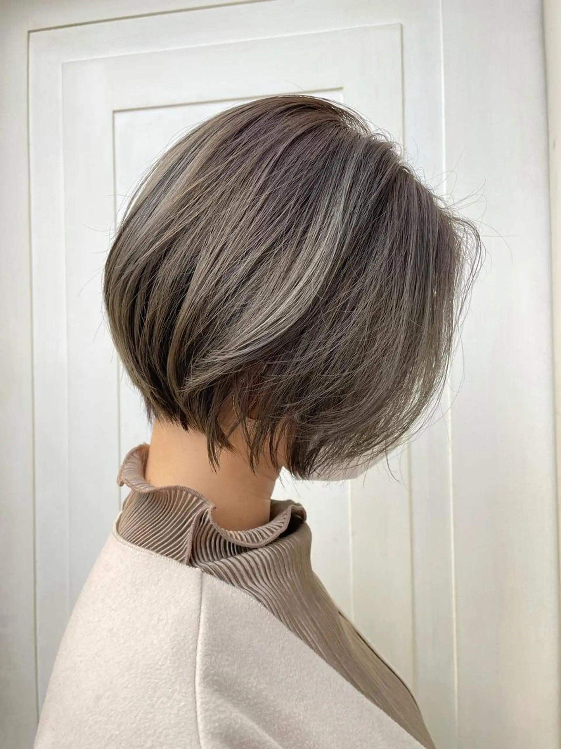 ショート カラー ベージュカラー フォギーベージュ ショートヘア ウルフカット カット ヘアカラー newi saLyu ネウィ　サリューのヘアスタイル