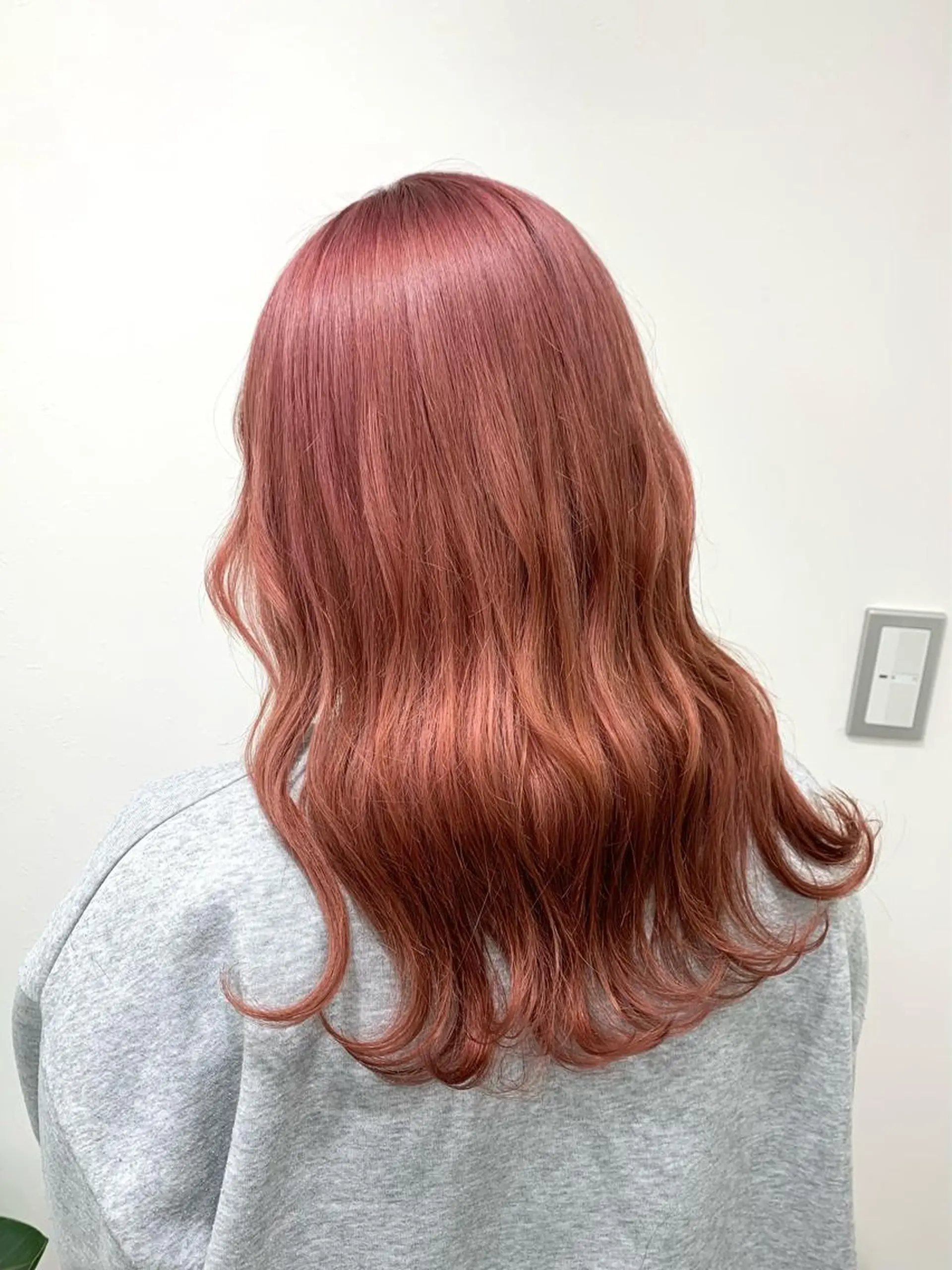 セミロング カラー ベージュカラー ピンクカラー ピンクベージュ レイヤーカット レイヤー ハイトーン 暖色⭐︎KANAKOのヘアスタイル