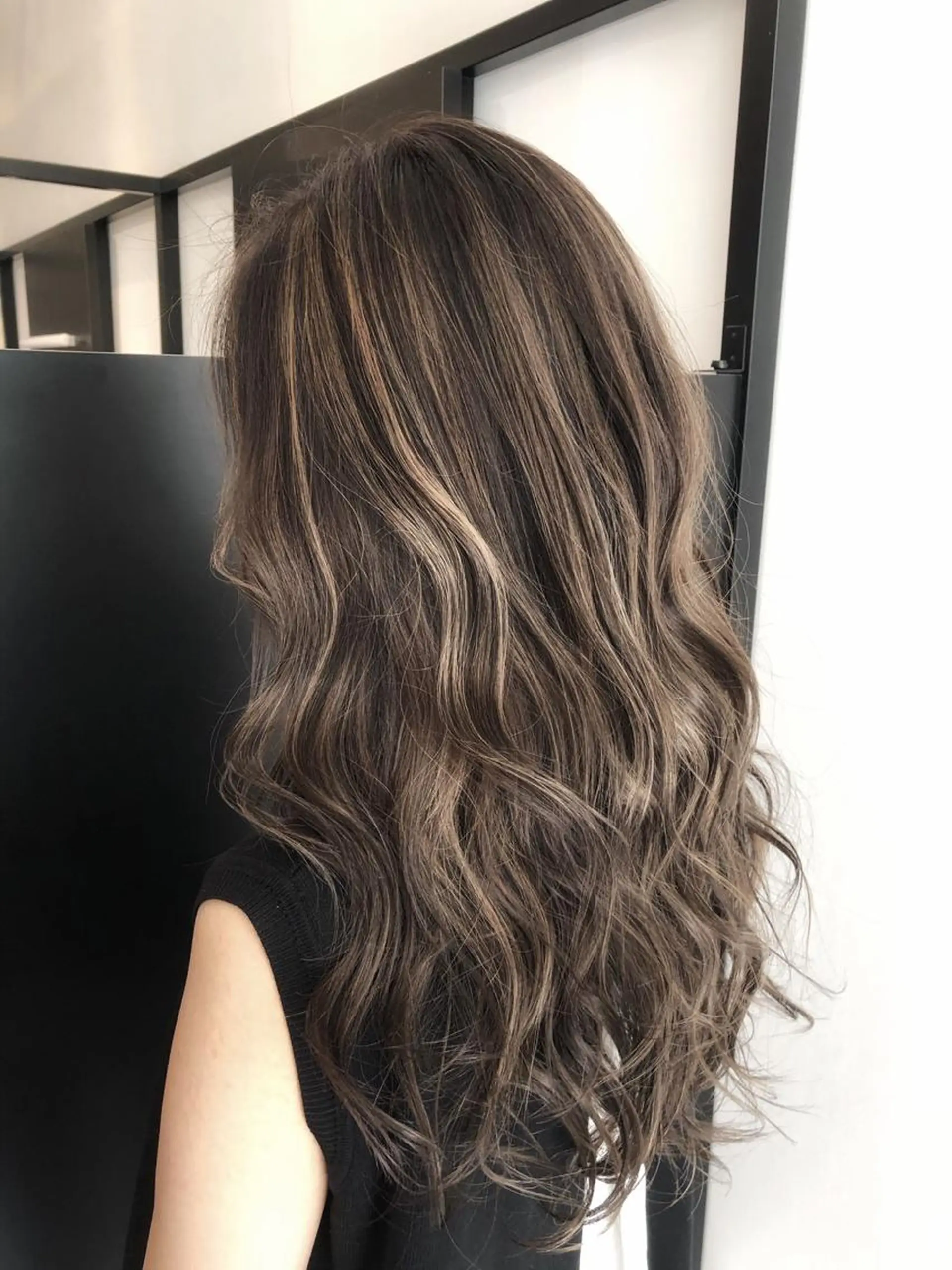 ロング カラー グレージュ ハイライトカラー 3Dハイライト ハイライト 髪にドラマを。biscohair所属・biscohair 髪にドラマを。のヘアスタイル