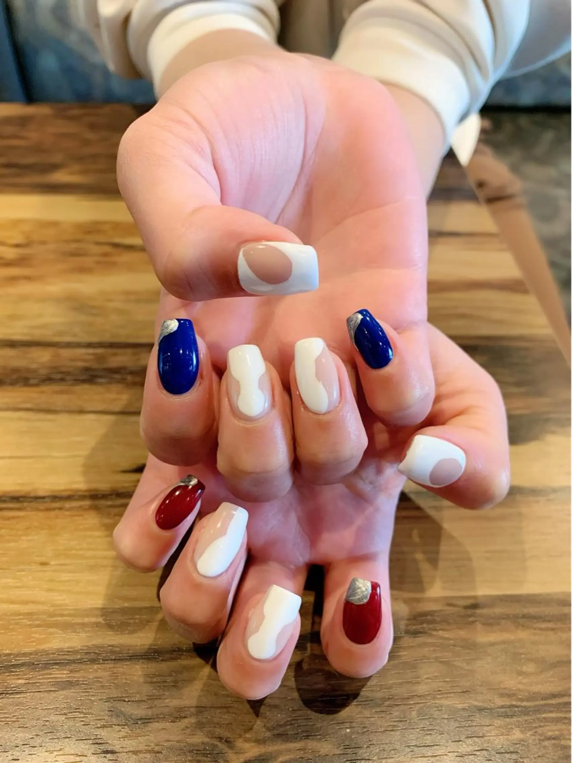 ネイル ブルー ボルドー ホワイト ハンドネイル Nail Salon R.N アールドットエヌ所属・R.N アールドットエヌのネイルデザイン