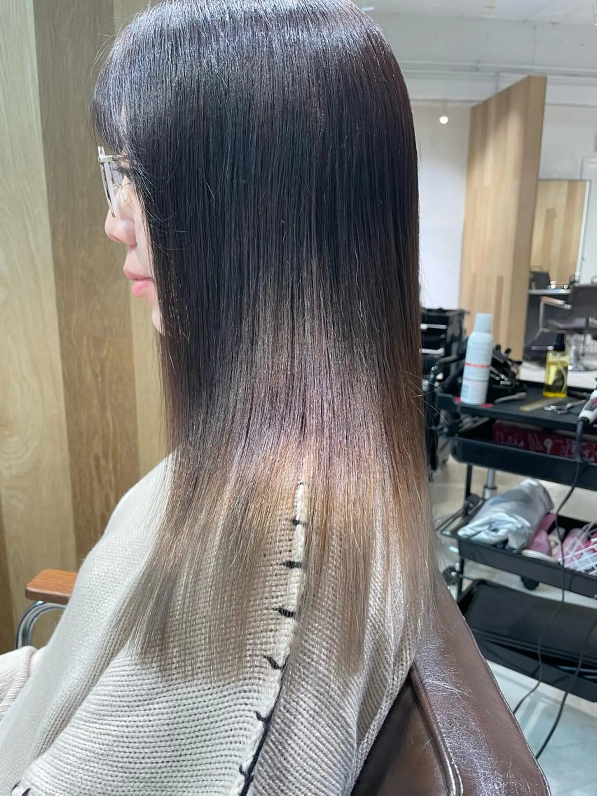 セミロング カラー ブリーチ ケアブリーチ グレージュ ハイトーンカラー シルバー ヘアカラー トリートメント 🩵縮毛矯正  髪質 改善 ツヤ髪🩵のヘアスタイル