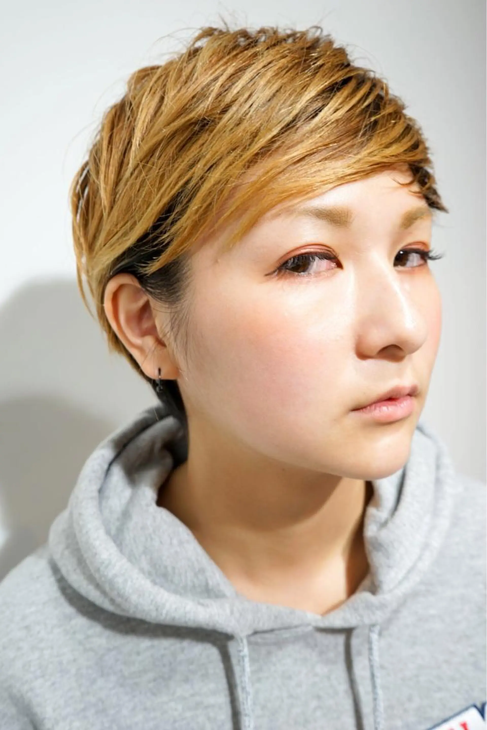 ショート カラー ベージュカラー ハイトーンカラー ハイトーンベージュ 17hairmake&nail所属・小谷 未歩のヘアスタイル