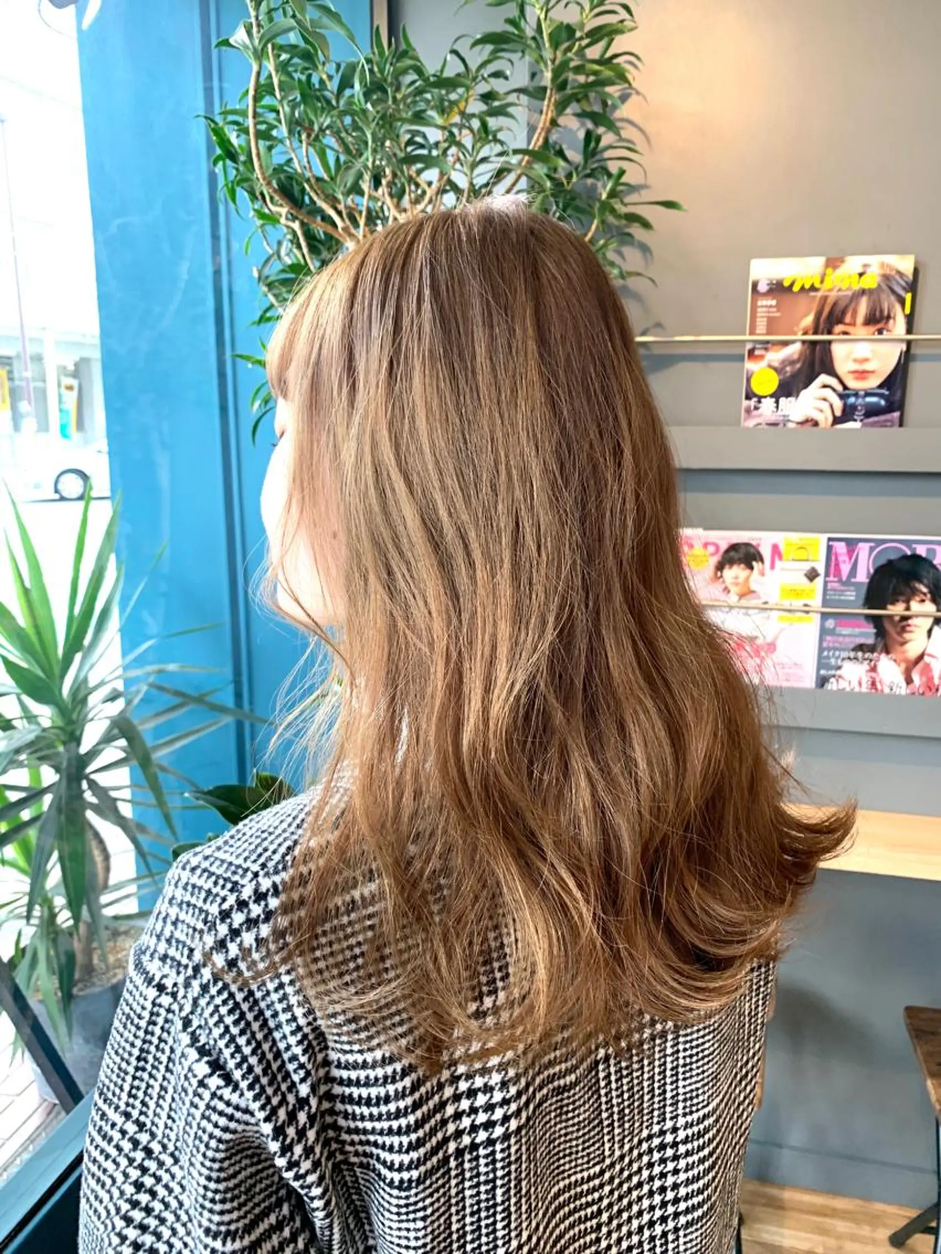 ロング カラー ヘアアレンジ ベージュカラー ブリーチ ヘアカラー 佐藤 実咲のヘアスタイル
