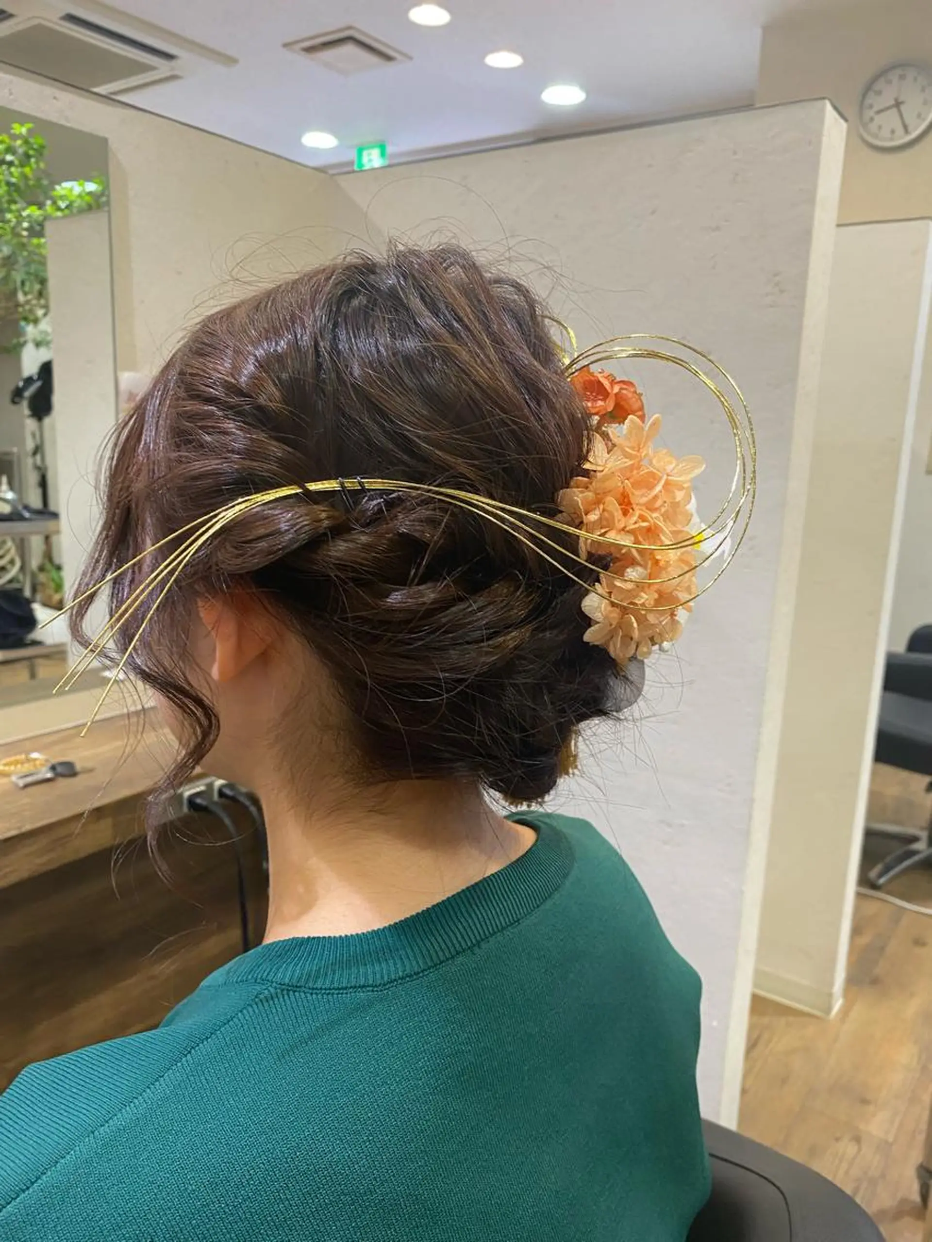 ミディアム ヘアアレンジ 卒業式のヘアスタイル 美容室FaB千葉店所属・千葉ハイトーンカラー KASUMIのヘアスタイル