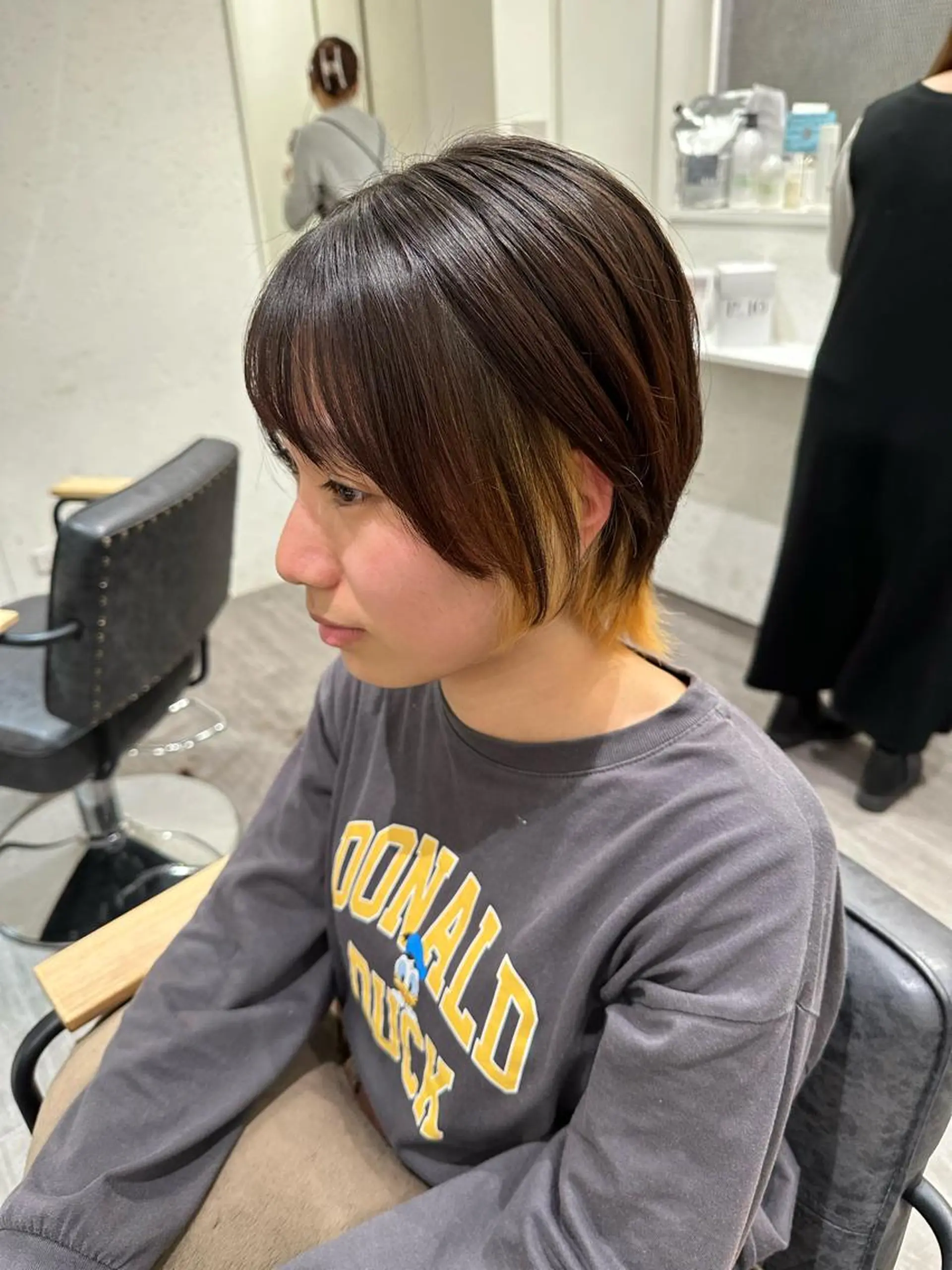 ミディアム カラー 抜きっぱなしブロンド レイヤーカット ウルフカット ウルフレイヤー カット ヘアカラー トリートメント 上田 紗也のヘアスタイル