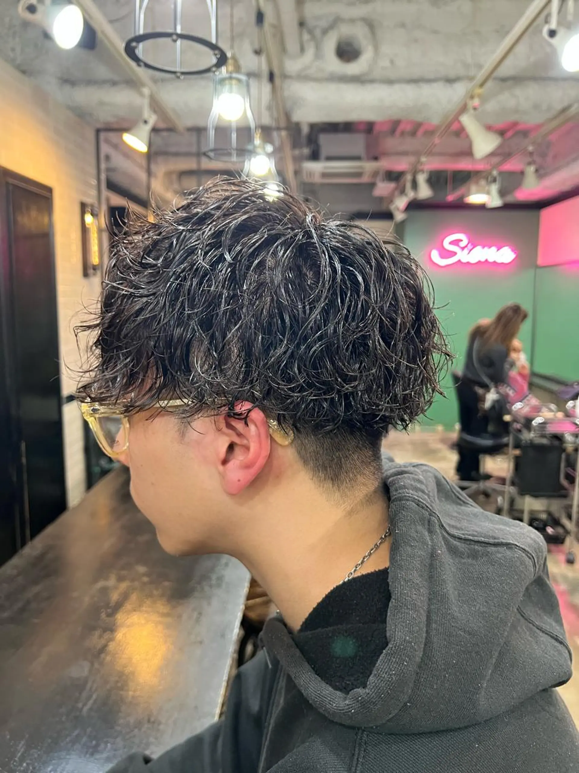 ミディアム メンズ ミディアムパーマ メンズパーマ トリートメント 🩶透明感グレージュ /レイヤー🩶のヘアスタイル
