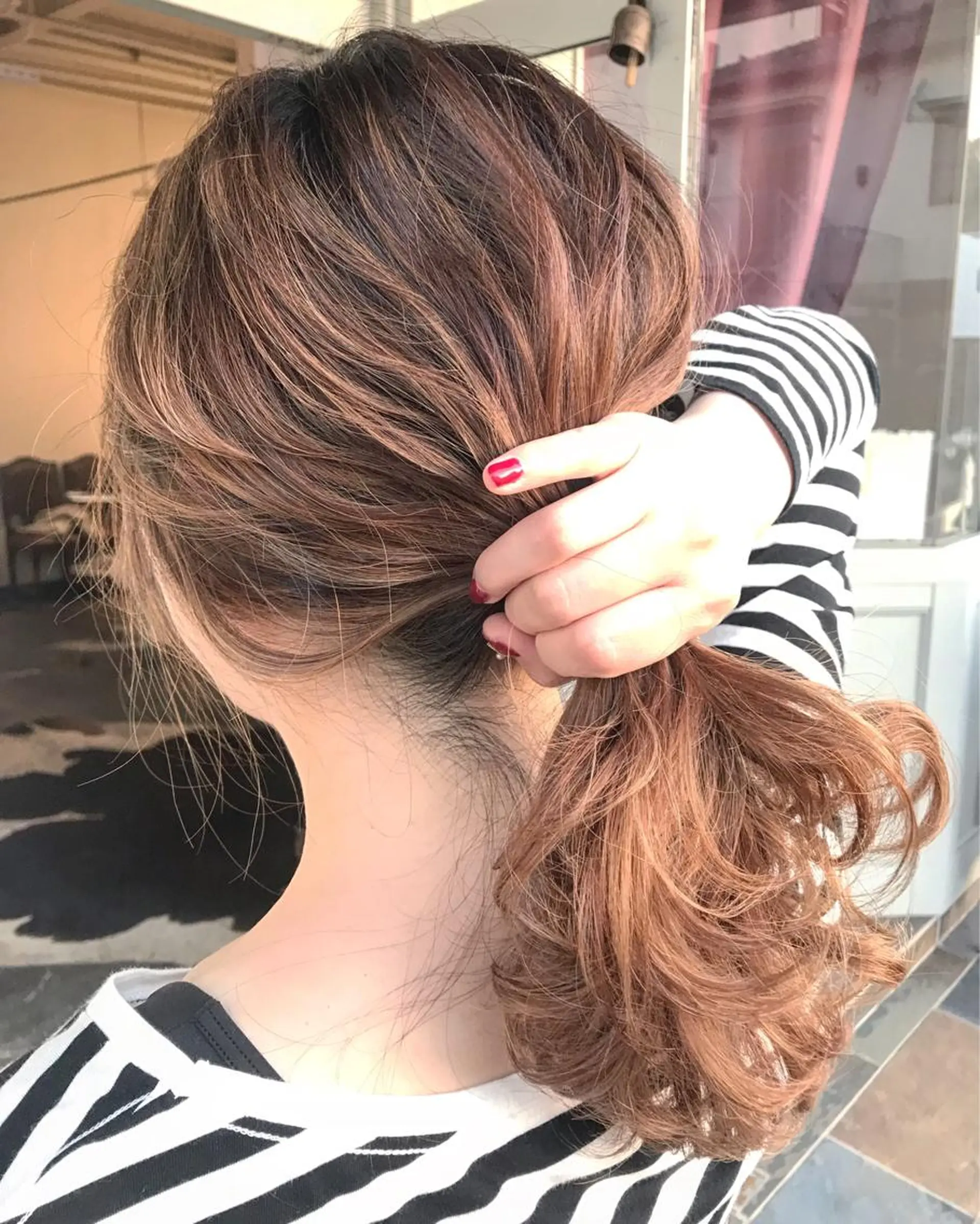 ミディアム カラー ヘアアレンジ お団子ヘア 切りっぱなしボブ バレイヤージュ ブリーチ グラデーションカラー Mariana/ 鶴原-ハイライトのヘアスタイル