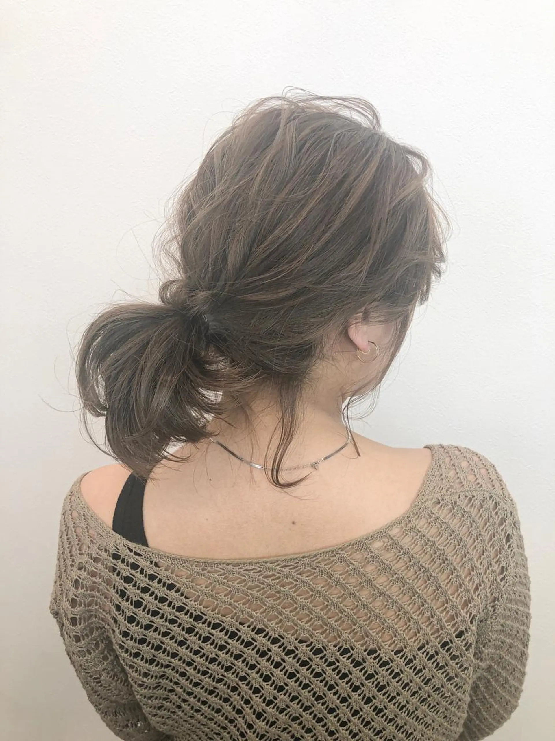ミディアム カット ヘアカラー トリートメント a .のヘアスタイル