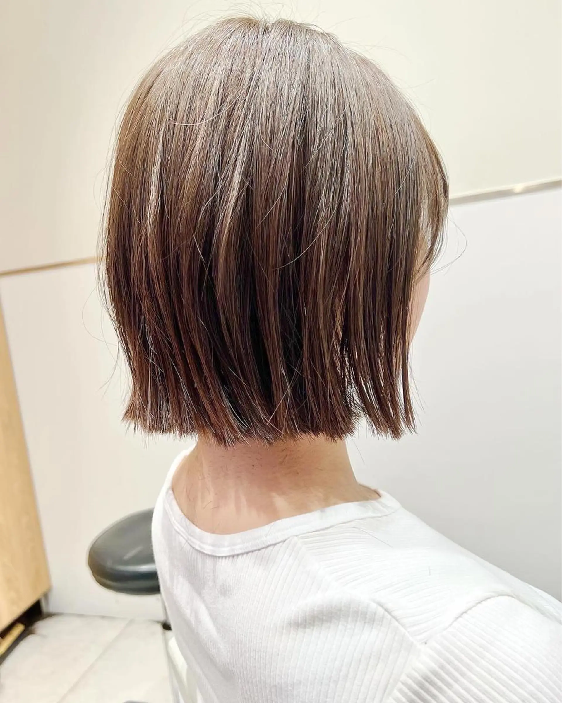 ミディアム カラー 切りっぱなしボブ ブリーチ グレージュ ハイトーンカラー ボブ カット ヘアカラー トリートメント ニュアンスレイヤー ハイトーンカラーのヘアスタイル