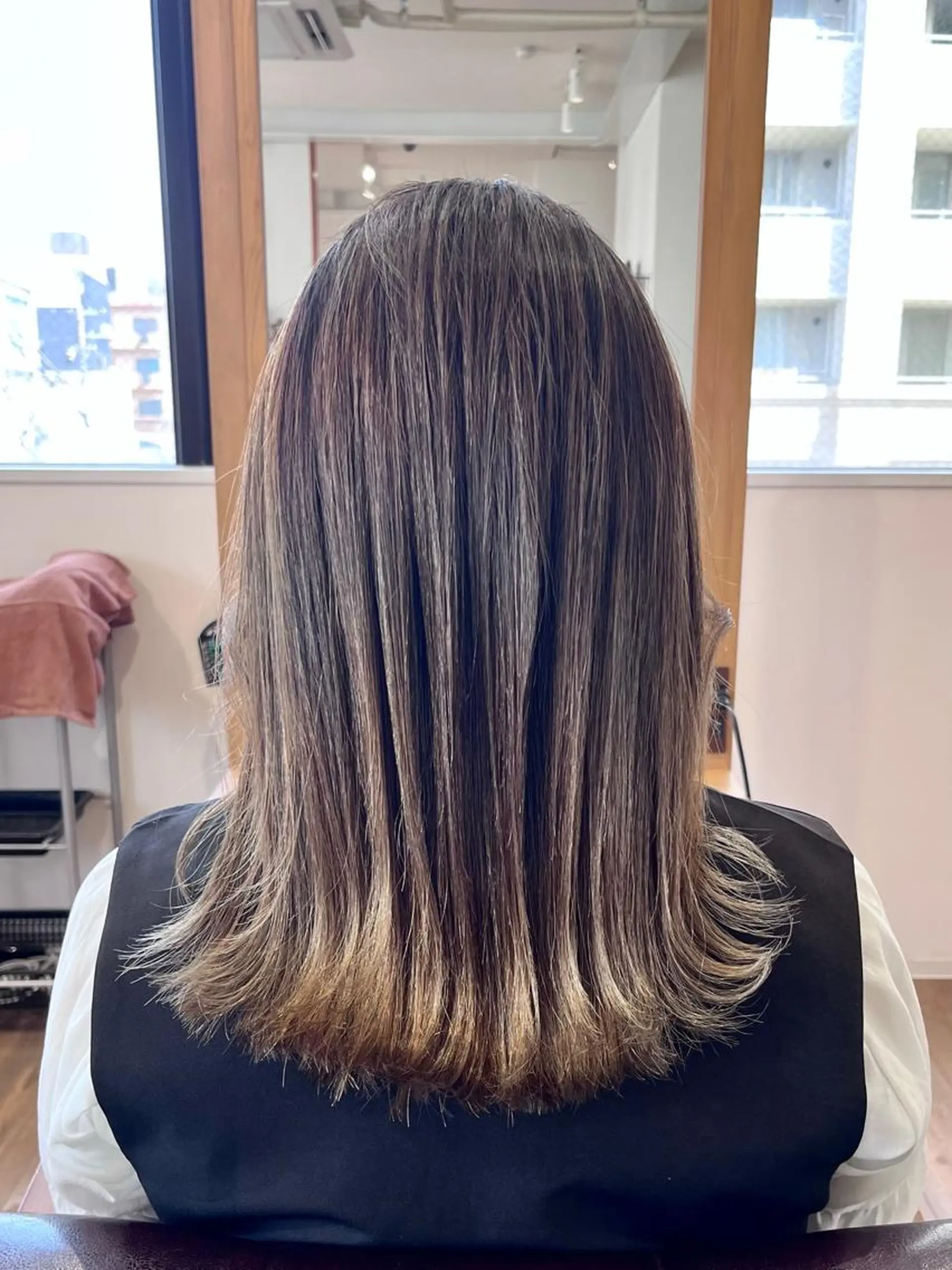 ミディアム カラー バレイヤージュ ベージュカラー ブリーチ レイヤーカット 縮毛矯正 ヘアカラー KIZU 髪質改善 オカルト怪談のヘアスタイル