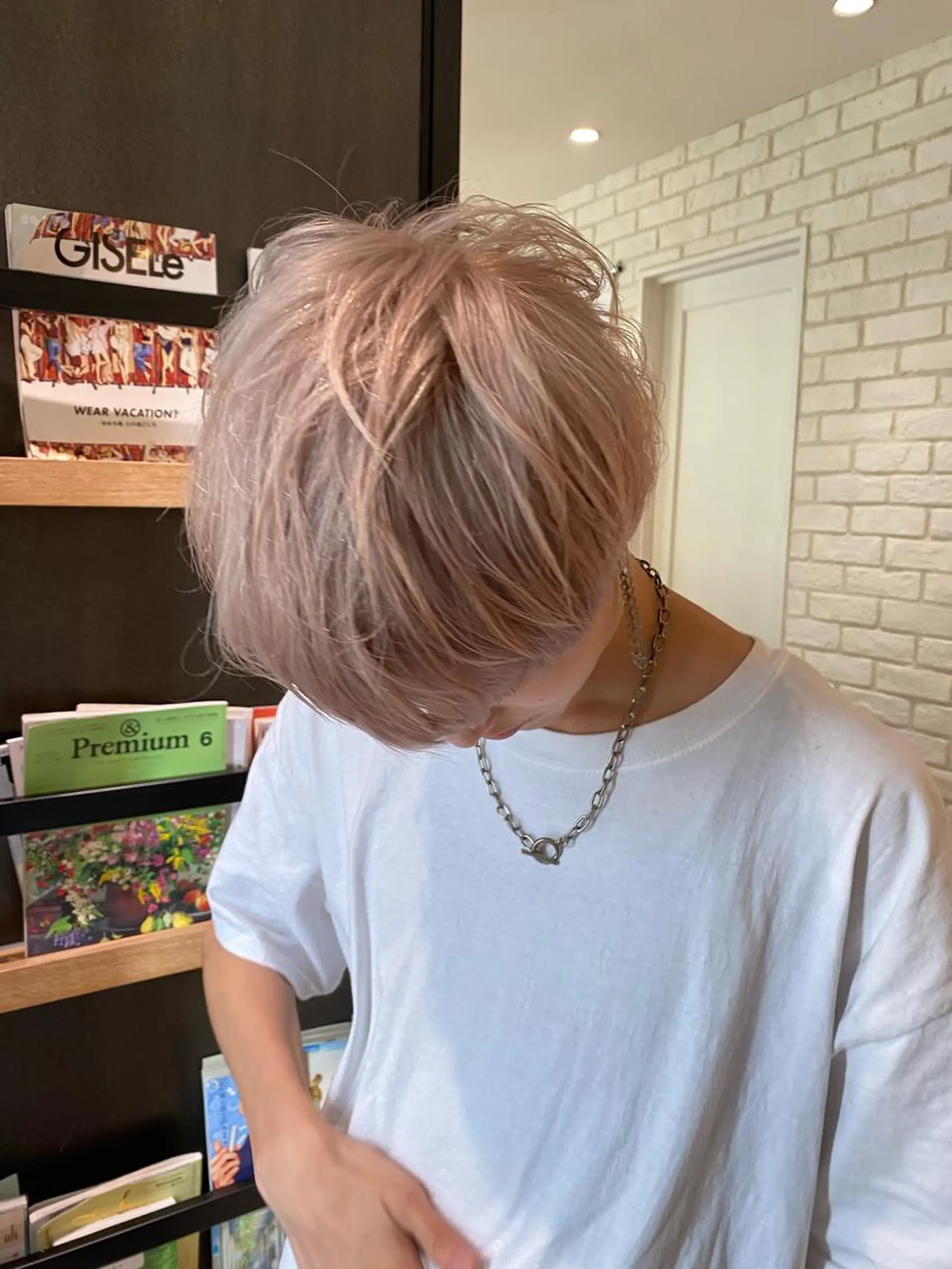 ショート カラー ピンクカラー nana🦕 ハイライトベージュのヘアスタイル
