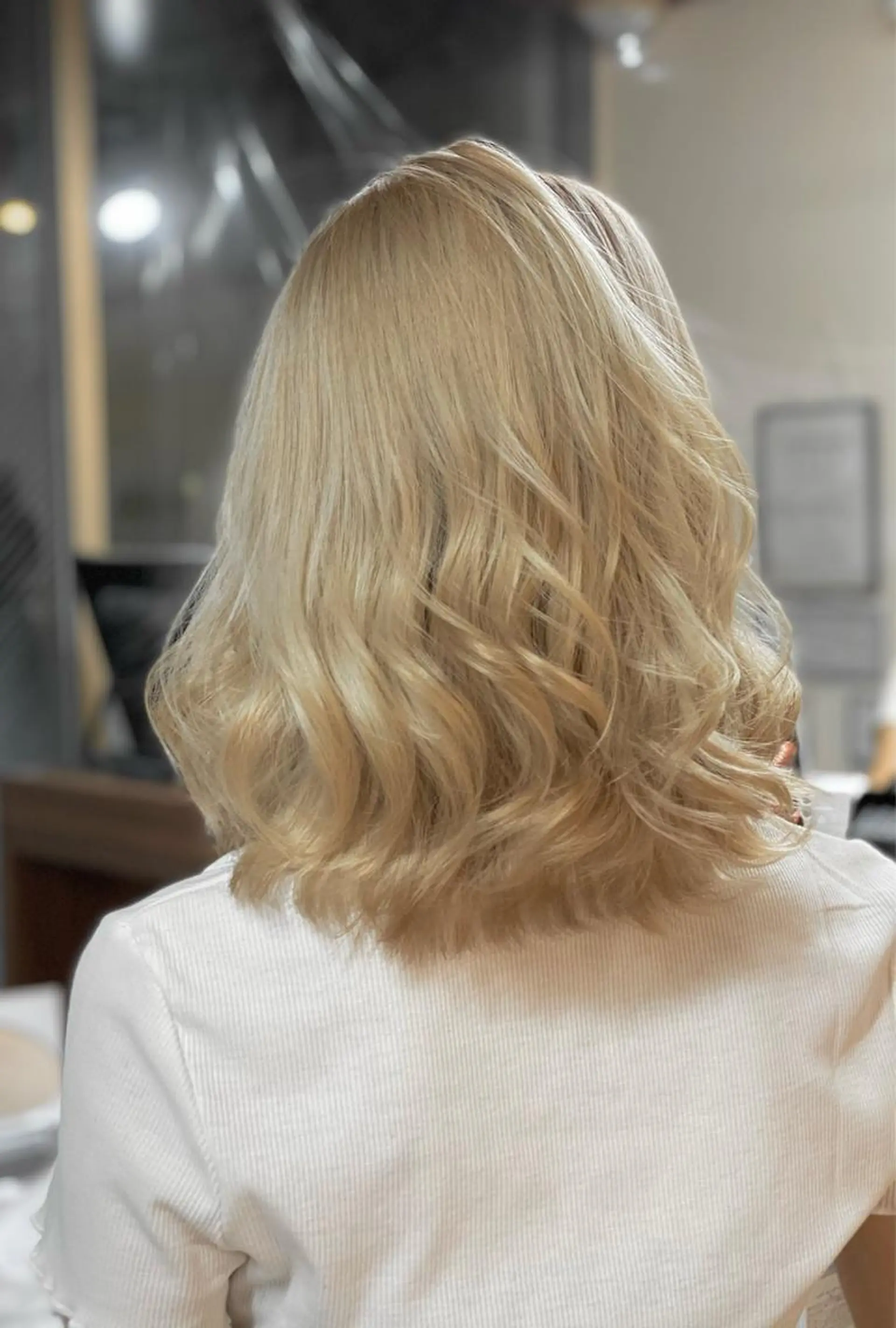 ミディアム カラー ブロンド コントラスト バレイヤージュ志鎌のヘアスタイル