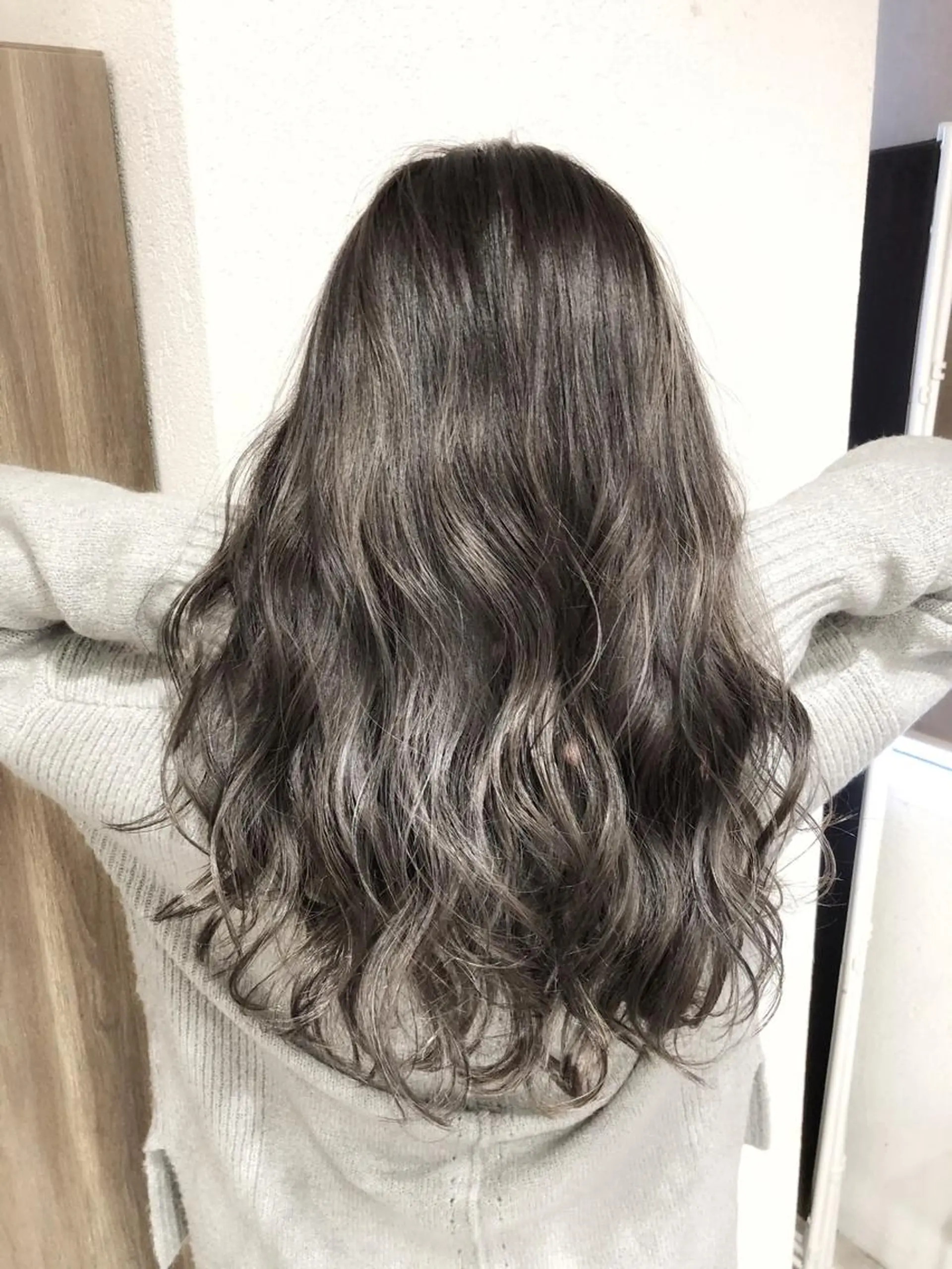 ロング カラー シルバー 髪にドラマを。biscohair所属・biscohair 髪にドラマを。のヘアスタイル