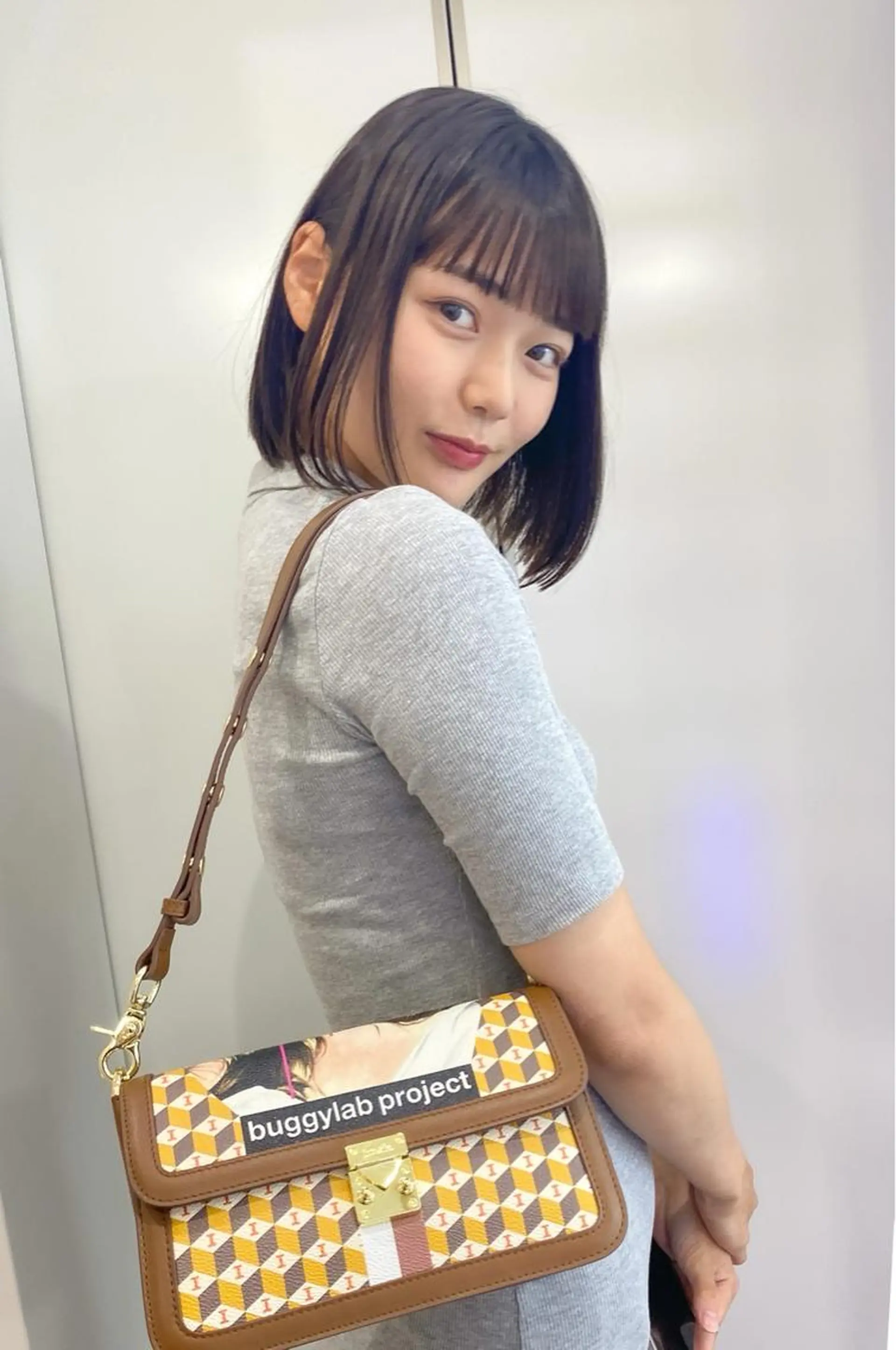 ミディアム カラー THE DAY所属・AKI HASHIMOTOのヘアスタイル