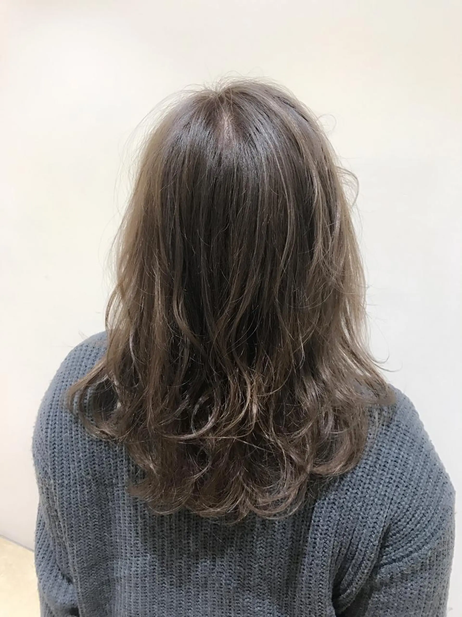 ミディアム カラー グレージュ 佐々木 好乃のヘアスタイル