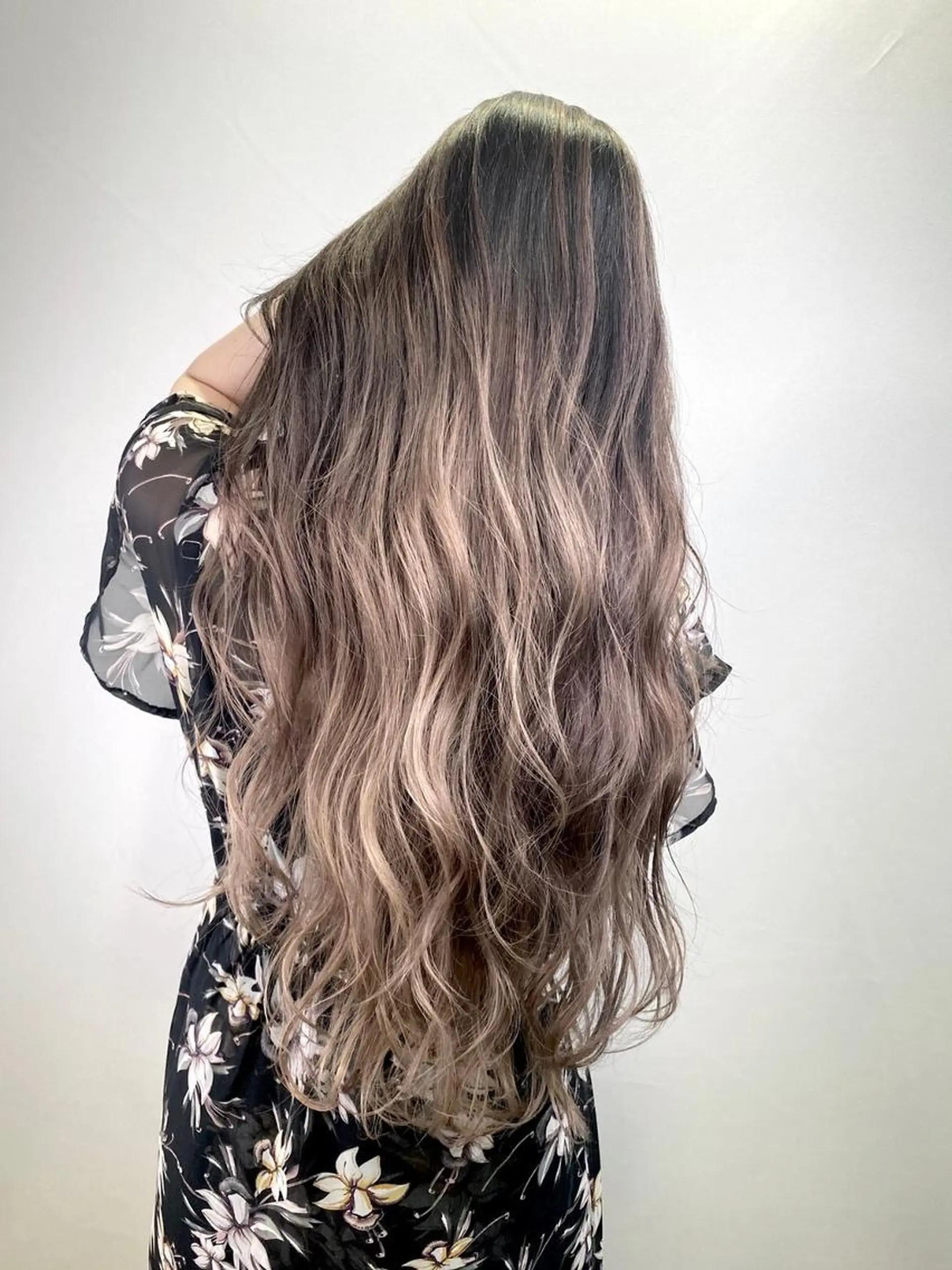 ロング カラー パーマ ヘアアレンジ シールエクステ アッシュ バレイヤージュ ベージュカラー ブリーチ L. OSAKAのヘアスタイル