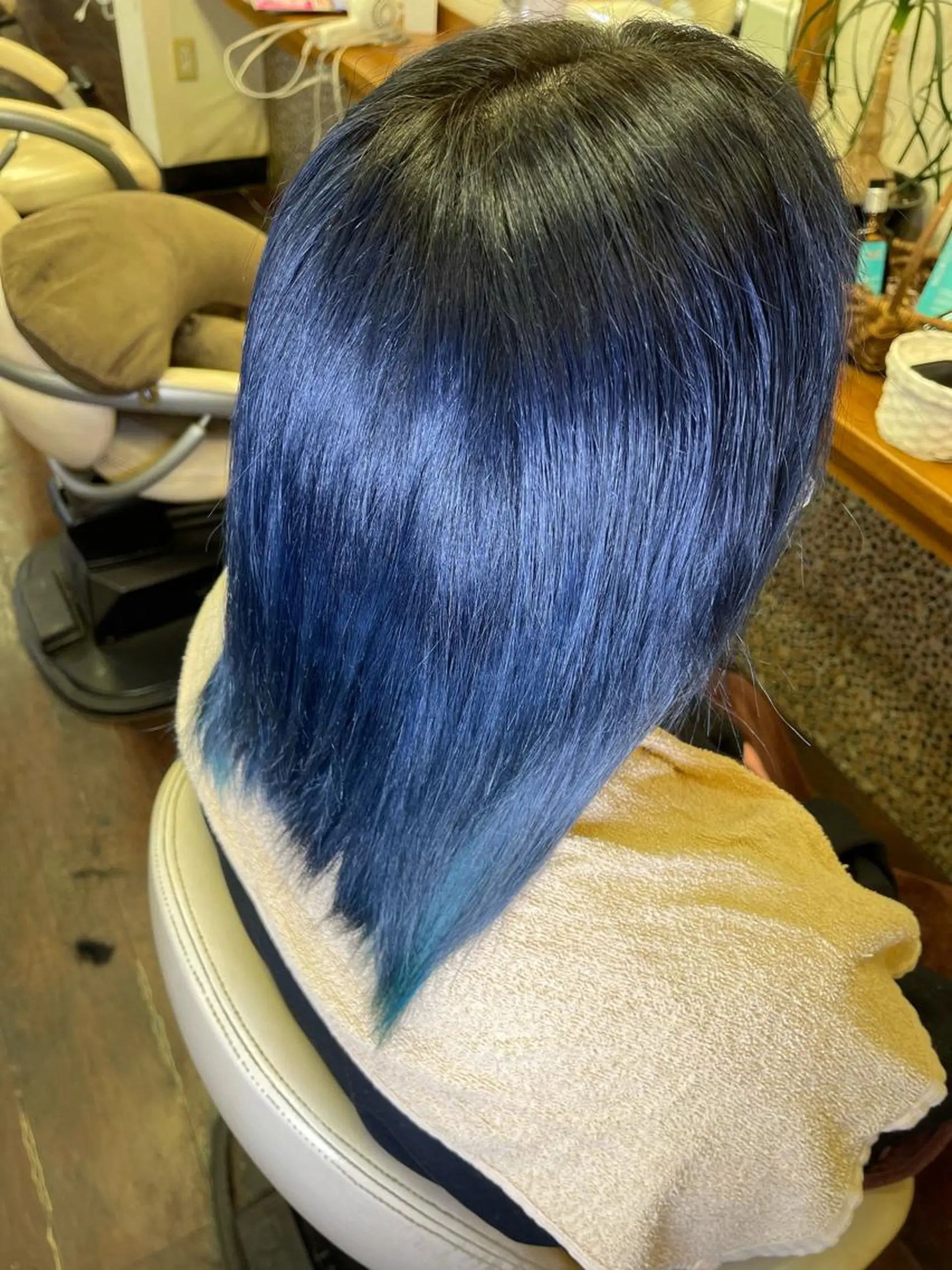 ミディアム カラー 黒髪 ブルーカラー ブルーブラック 髪質改善・艶カラー HIROTOのヘアスタイル