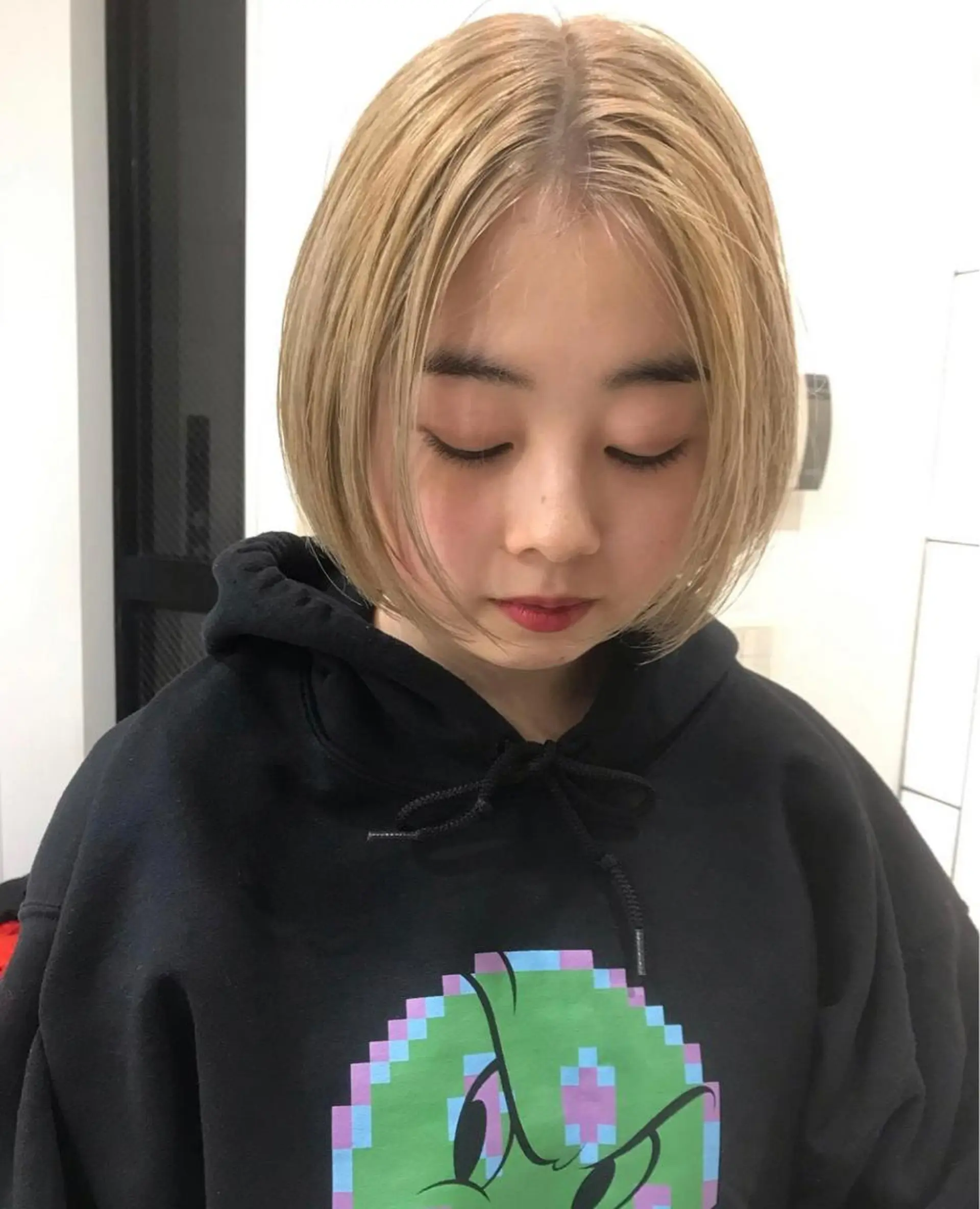 ショート ボブ TOMOYAレイヤー ブリーチ縮毛矯正のヘアスタイル