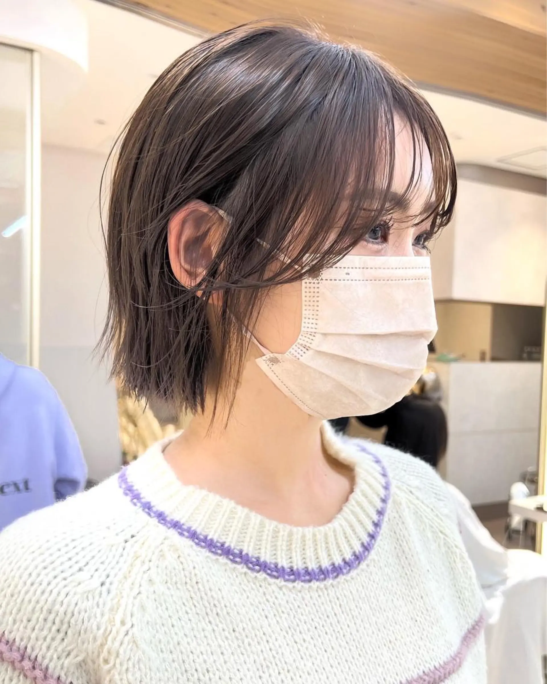 ショート カラー 切りっぱなしボブ 前下がりボブ ベージュカラー ブリーチ グレージュ カット ヘアカラー トリートメント ニュアンスレイヤー ハイトーンカラーのヘアスタイル