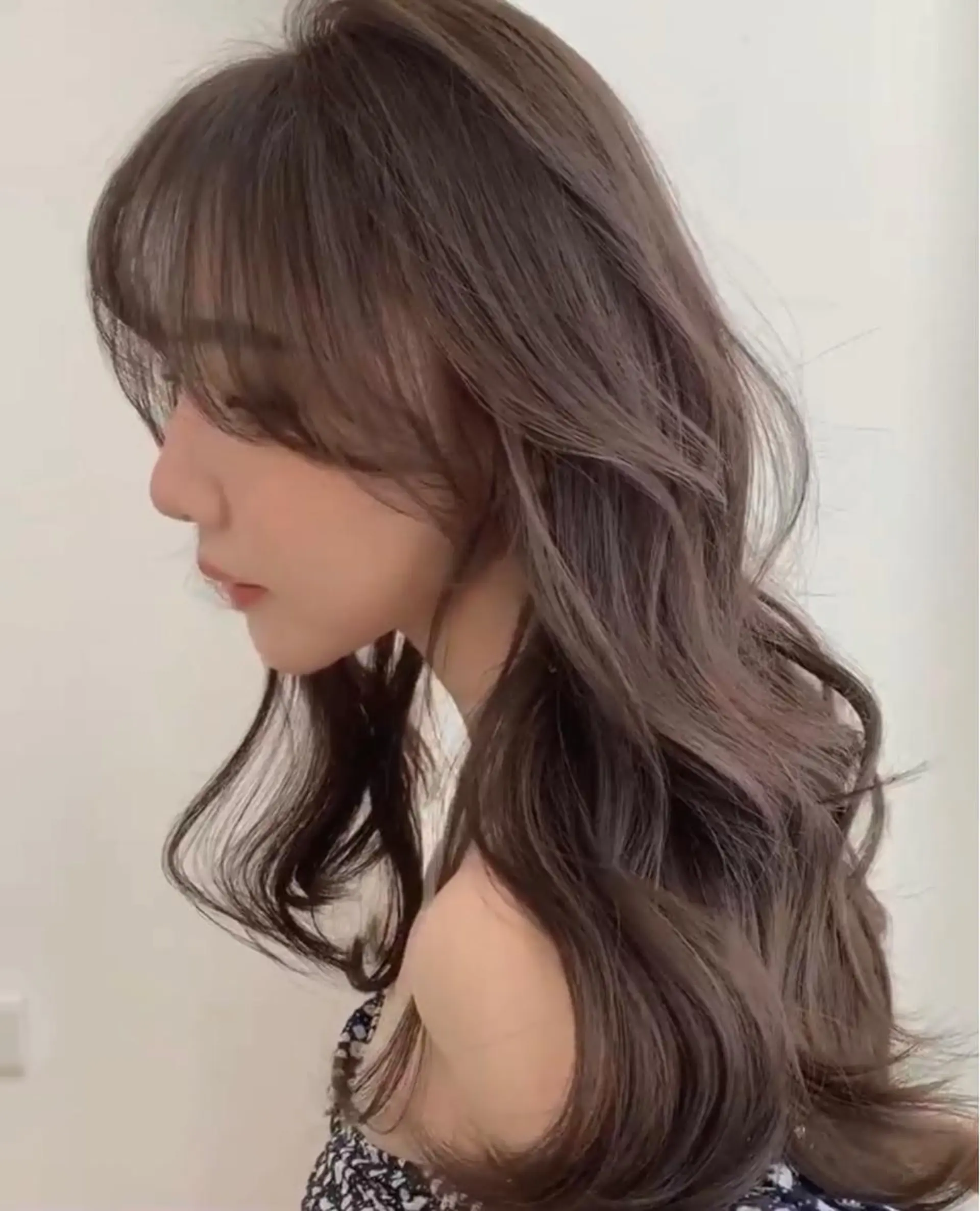 セミロング カラー ベージュカラー ブリーチ イヤリングカラー 韓国風カラー ブリーチなしカラー カット ヘアカラー トリートメント 鈴木 一貴のヘアスタイル