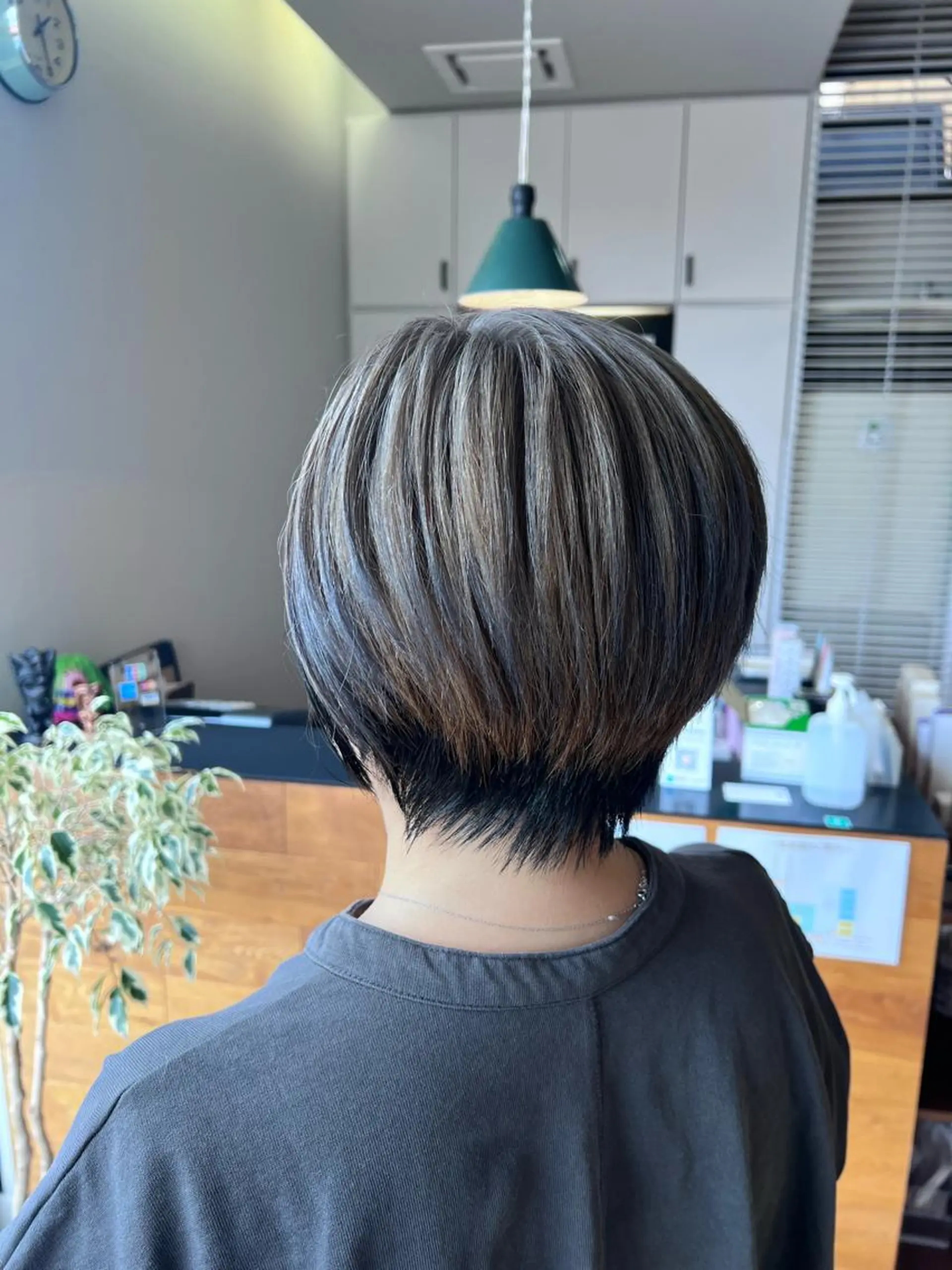ショート カラー 黒髪 グレージュ ツキダテ ユイのヘアスタイル