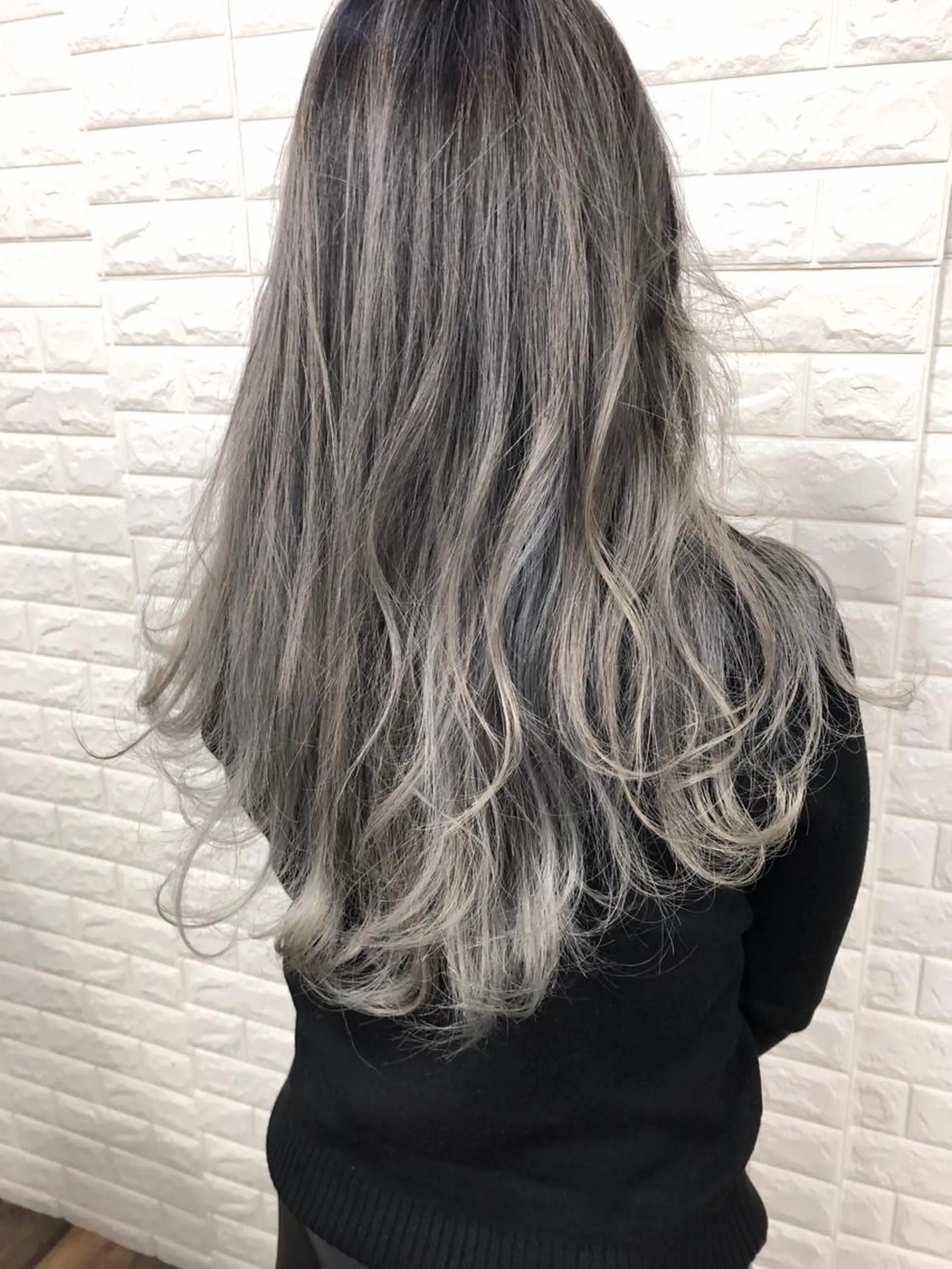 ロング カラー ブリーチ ケアブリーチ シルバー ヘアカラー トリートメント famille所属・famille ファミーユのヘアスタイル