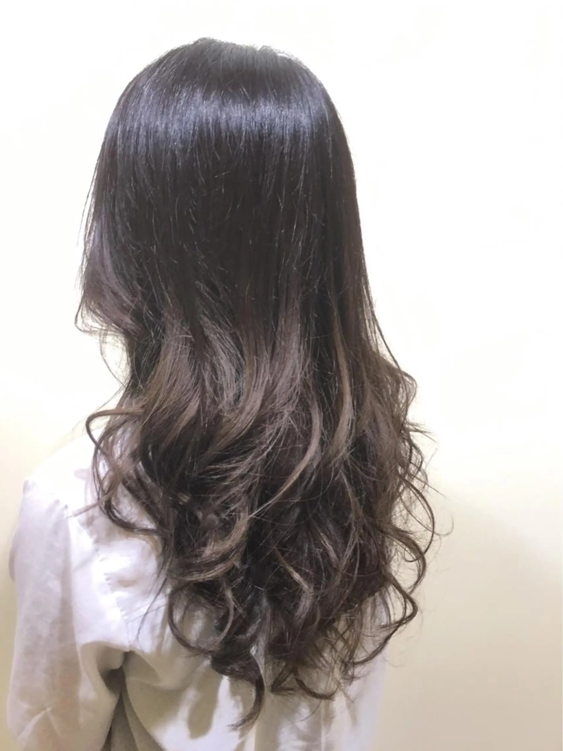 ロング カラー アッシュ ブリーチ グラデーションカラー シルバー シルバーアッシュ 田上 (たのうえ)のヘアスタイル