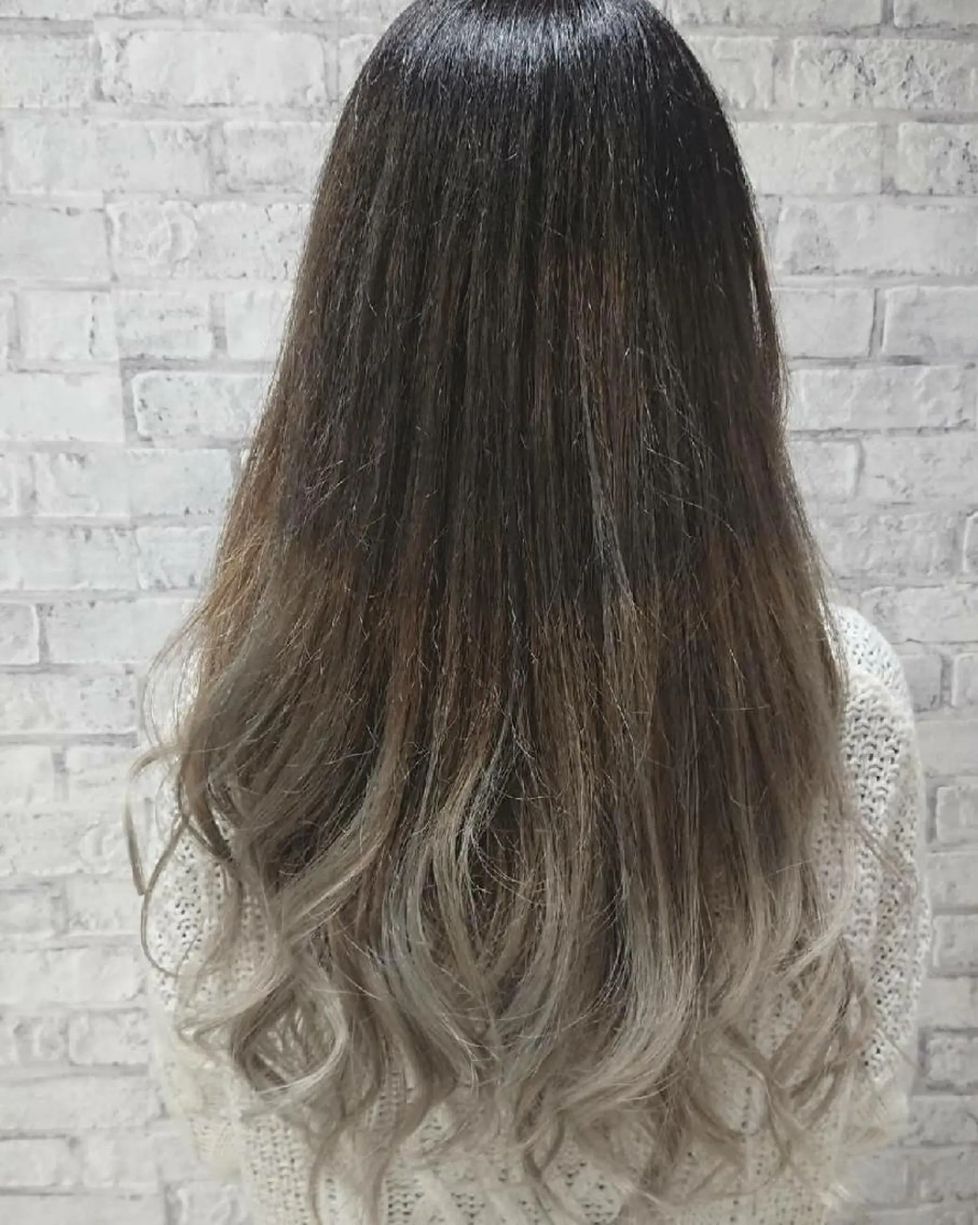 セミロング カラー ヘアアレンジ アッシュ グラデーションカラー ホワイトアッシュ カット ヘアカラー トリートメント 秋山 幸太のヘアスタイル