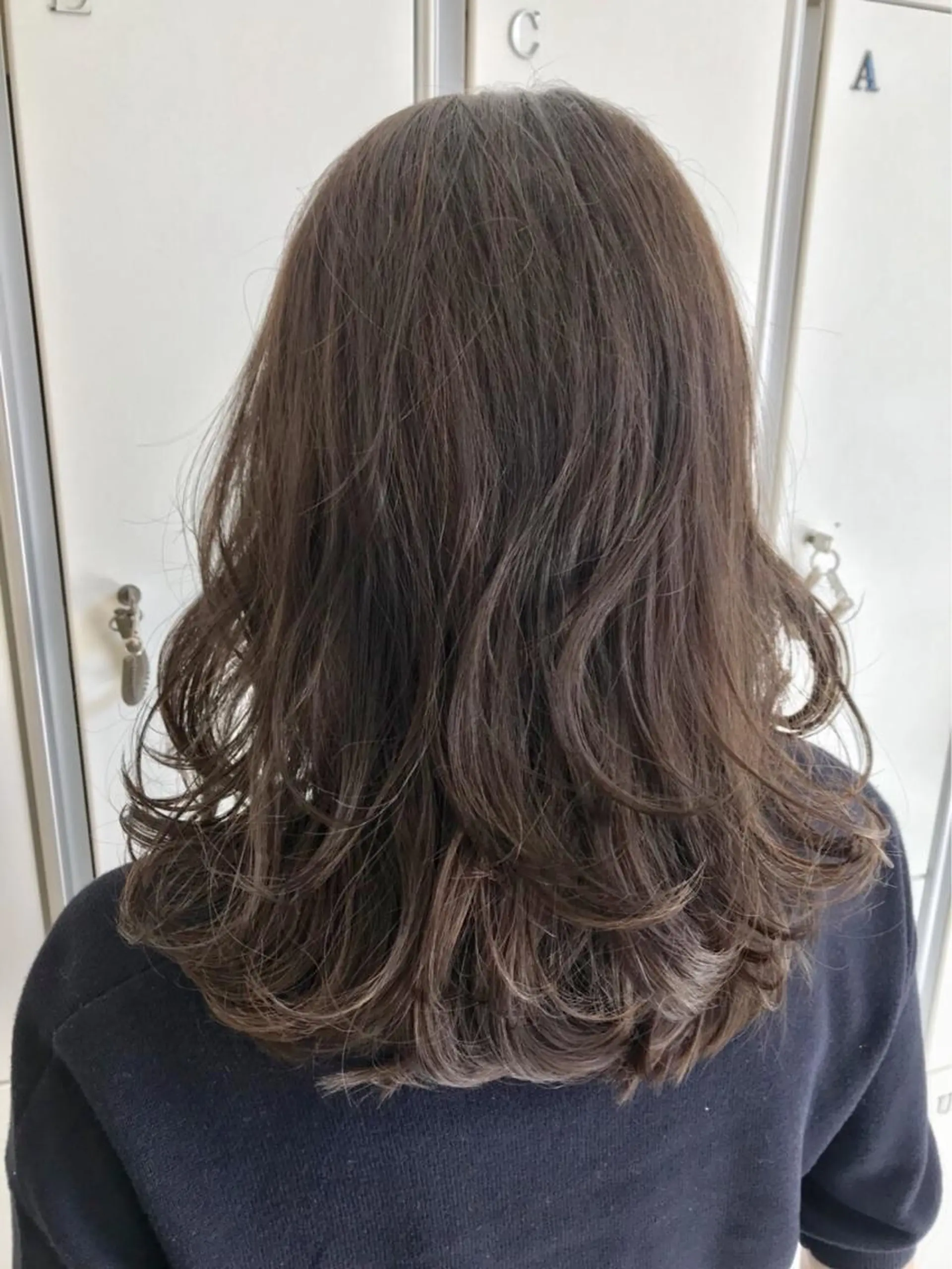 セミロング カラー ハイライトカラー イルミナカラー ハイライト Ash 山田 勇太のヘアスタイル