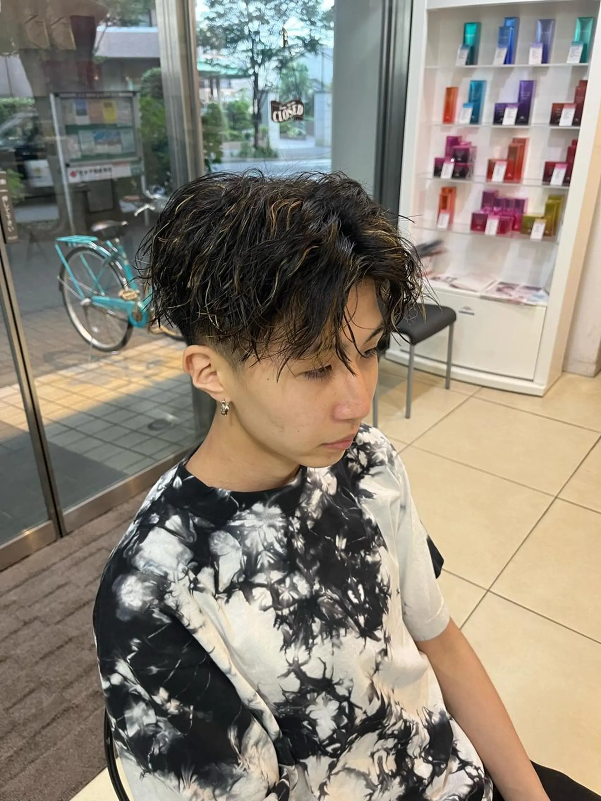 ショート カラー パーマ メンズ センターパート メンズハイライト メンズパーマ ツイストスパイラルパーマ ハイライトカラー カット ヘアカラー パーマ カルマ・ニュアンス パーマ　須田龍世のヘアスタイル