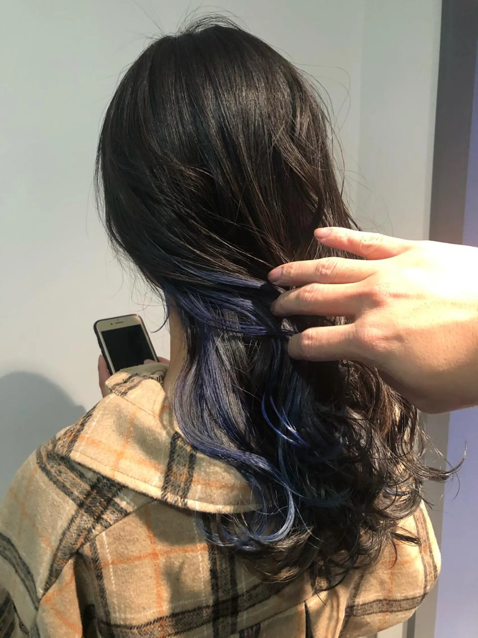 セミロング カラー ブルーカラー インナーカラー 本物のブリーチ縮毛 /デサキショウヘイのヘアスタイル