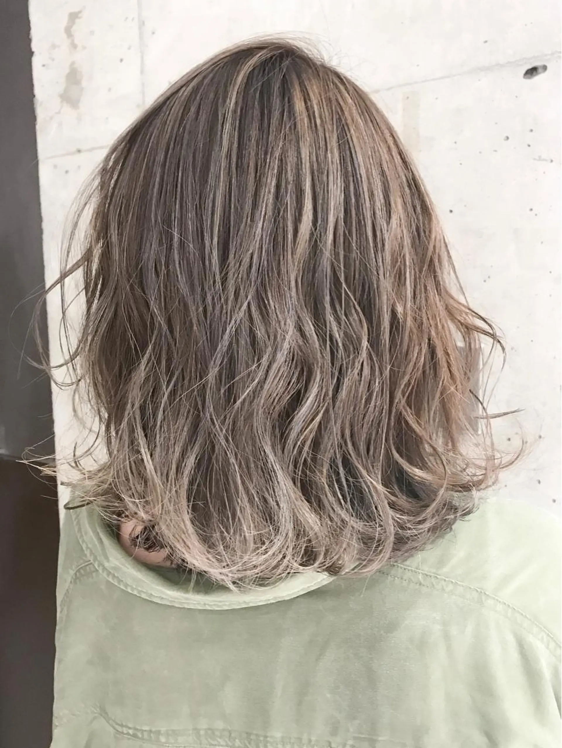 ミディアム カラー ヘアアレンジ グレージュ ハイライトカラー ハイライト カット ヘアカラー トリートメント 今井 由佳のヘアスタイル
