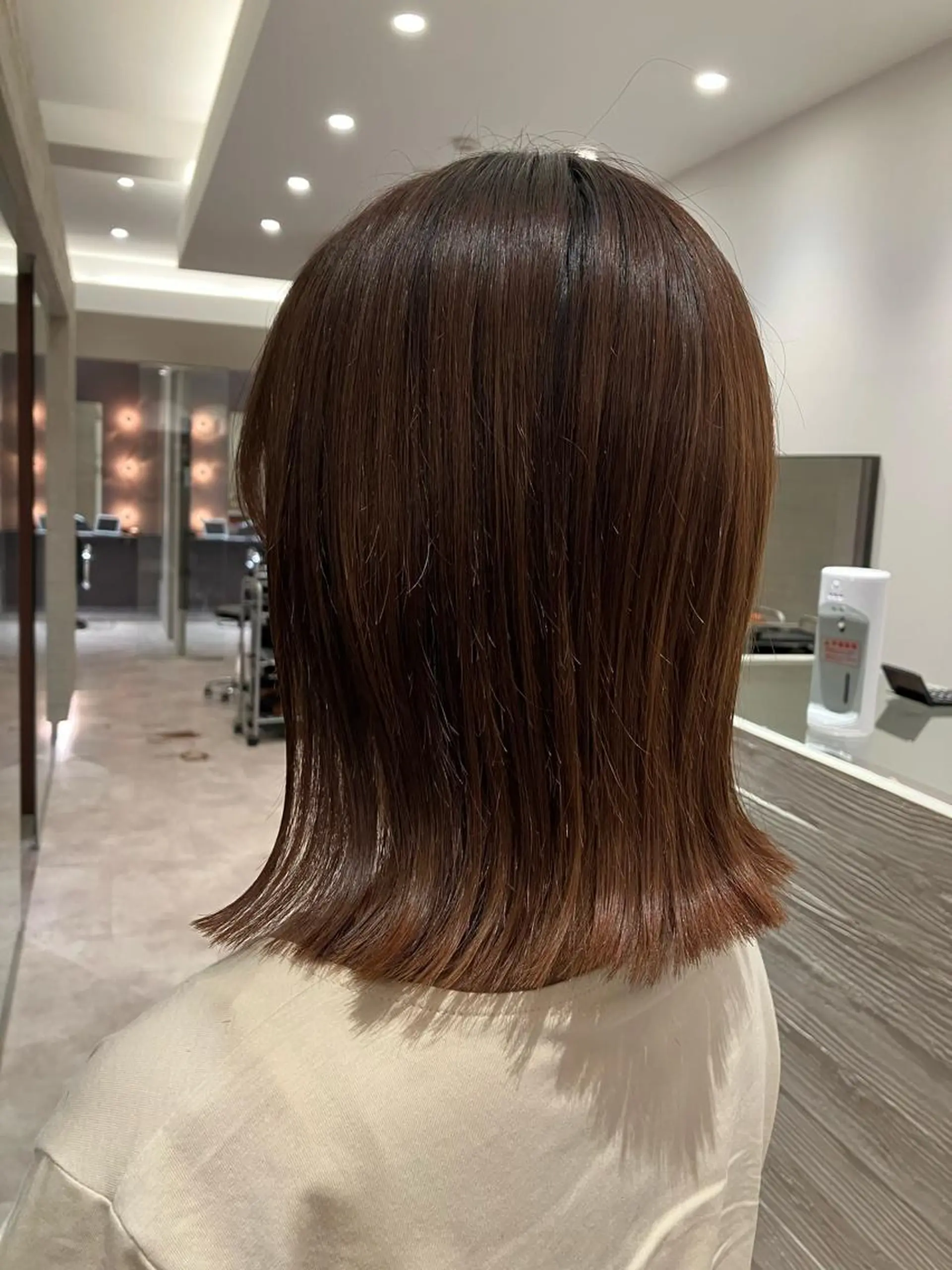 ショート ボブ 外ハネヘア サキ🤍ハイトーン 🩰くびれ巻きヘアのヘアスタイル