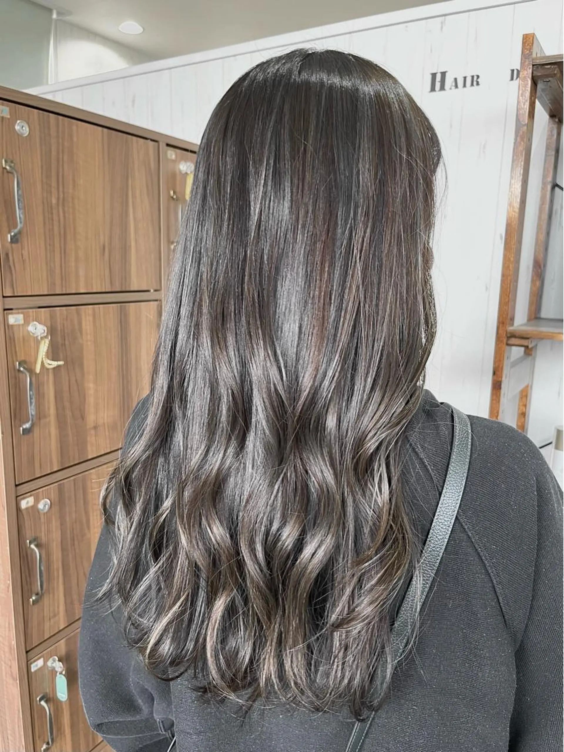 ロング カラー ヘアデザインデコ所属・岩坂 美苗のヘアスタイル