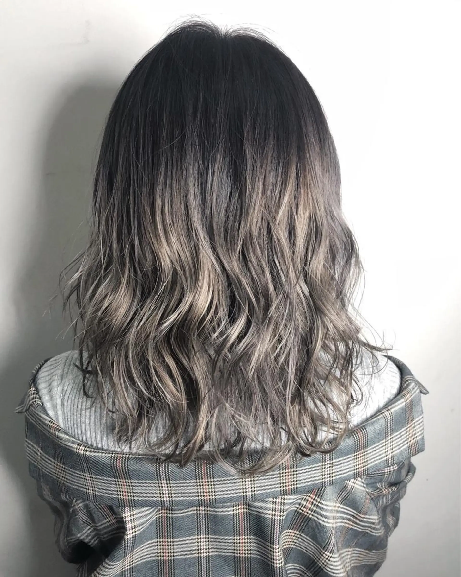セミロング カラー エミュスト心斎橋所属・🎨カラー&髪質改善 職人　松葉優希のヘアスタイル