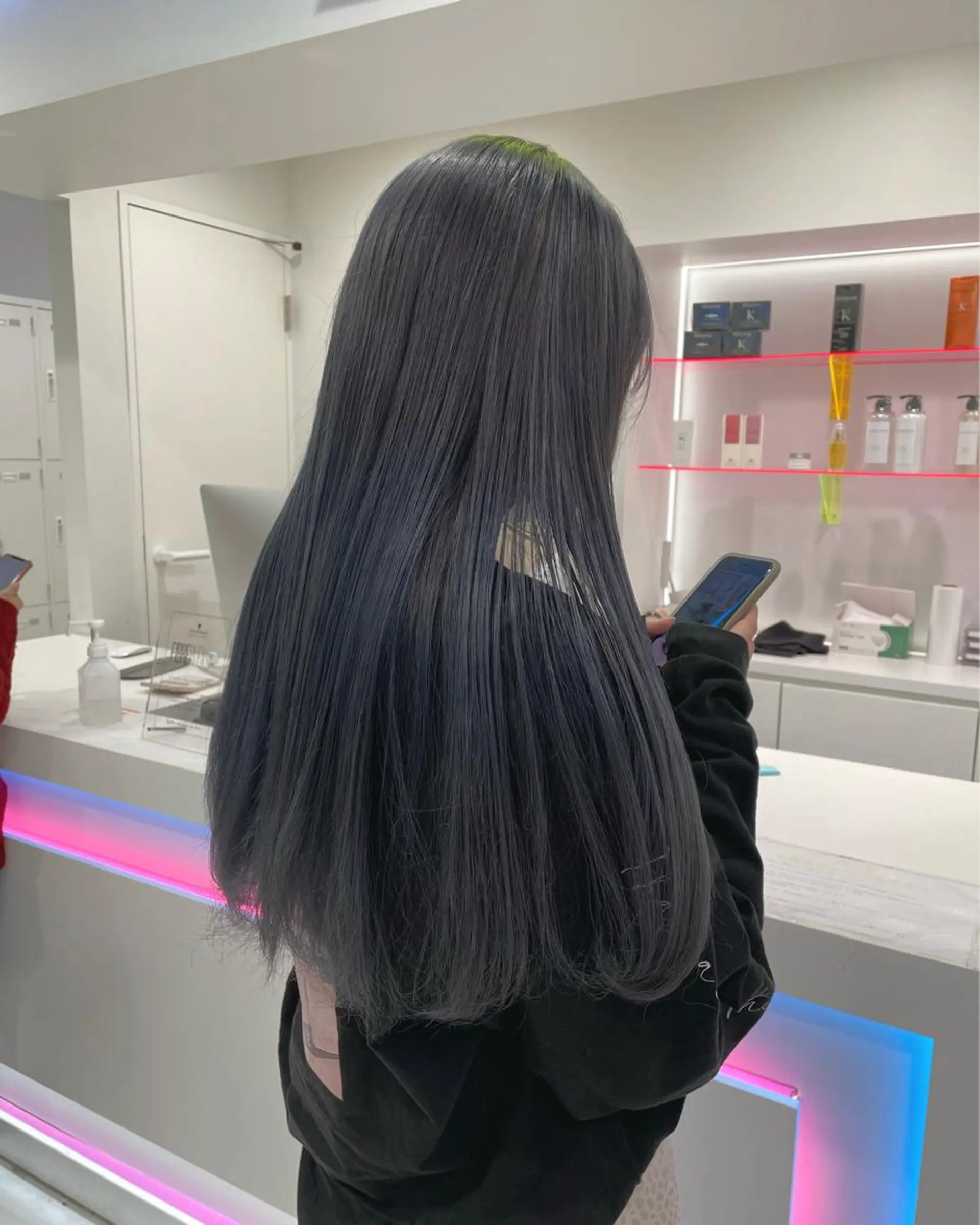 ロング カラー グレージュ ハイトーンカラー ラベンダーカラー ラベンダーグレージュ ラベンダーグレー トレンドカラー MAHOのヘアスタイル