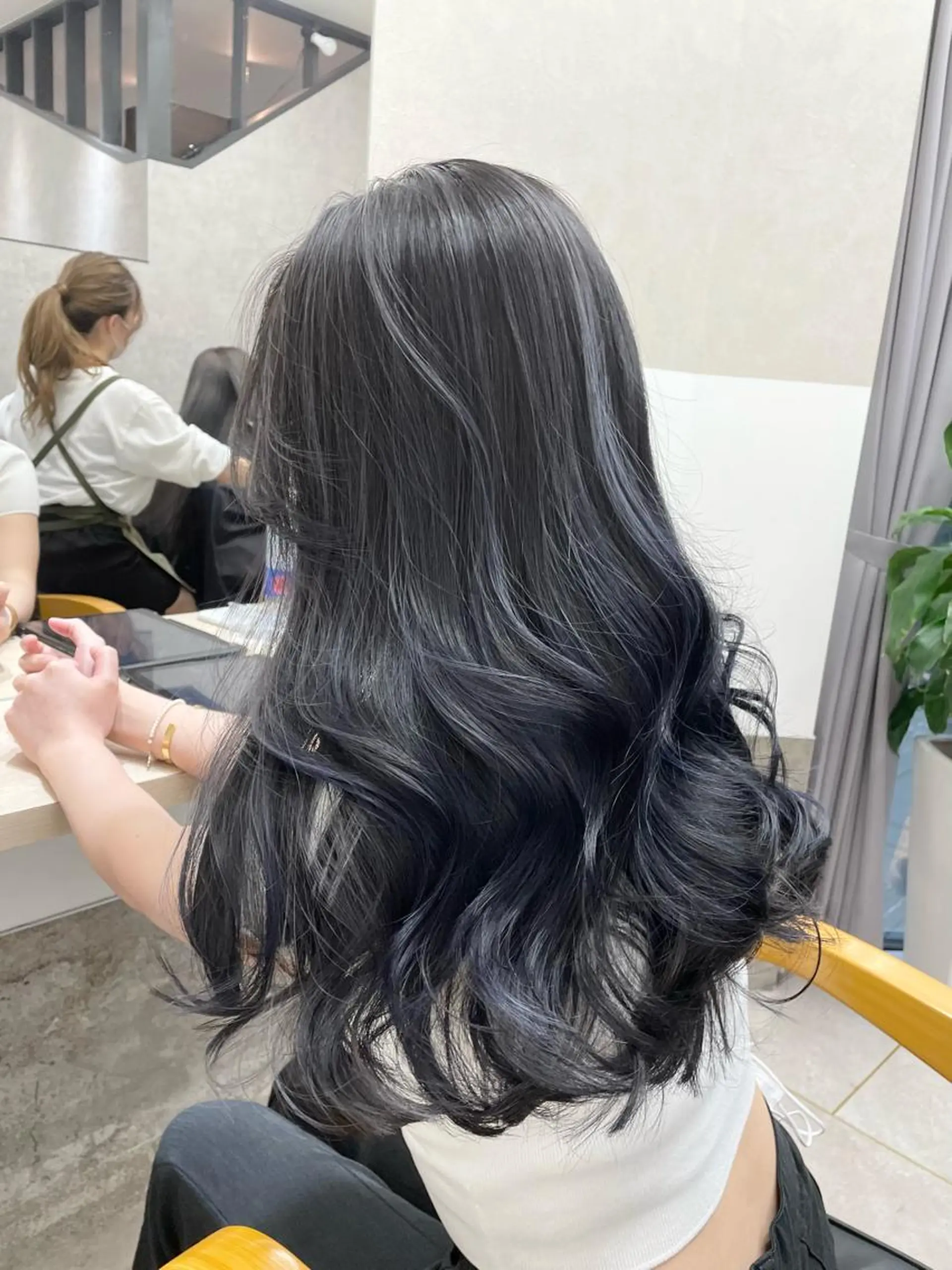 ロング カラー 黒髪 ブリーチ ネイビーカラー GISEL TAKUYAのヘアスタイル
