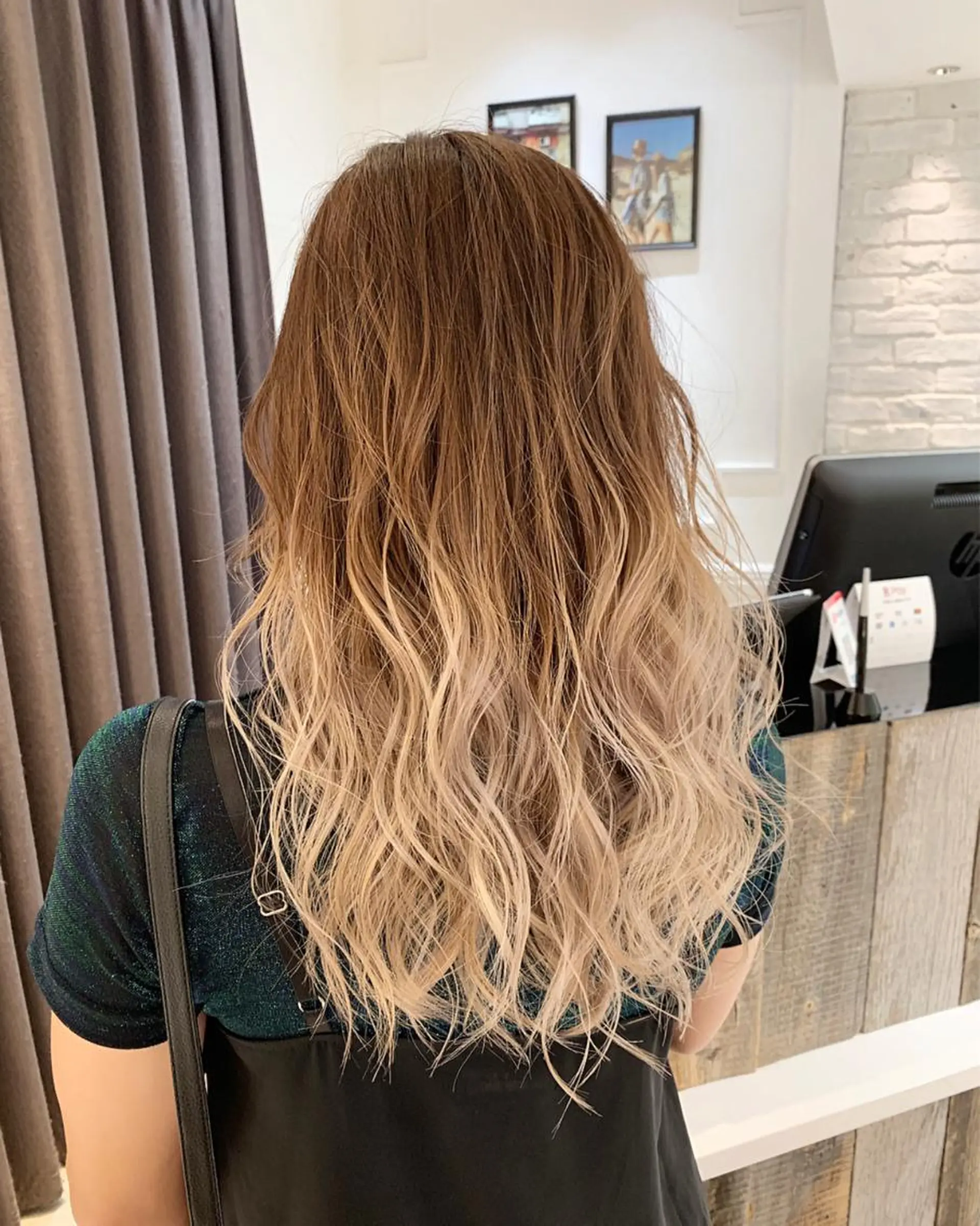 セミロング カラー バレイヤージュ ベージュカラー ミルクティーベージュ レイヤーカット エクステ　ユノキ リョウタのヘアスタイル